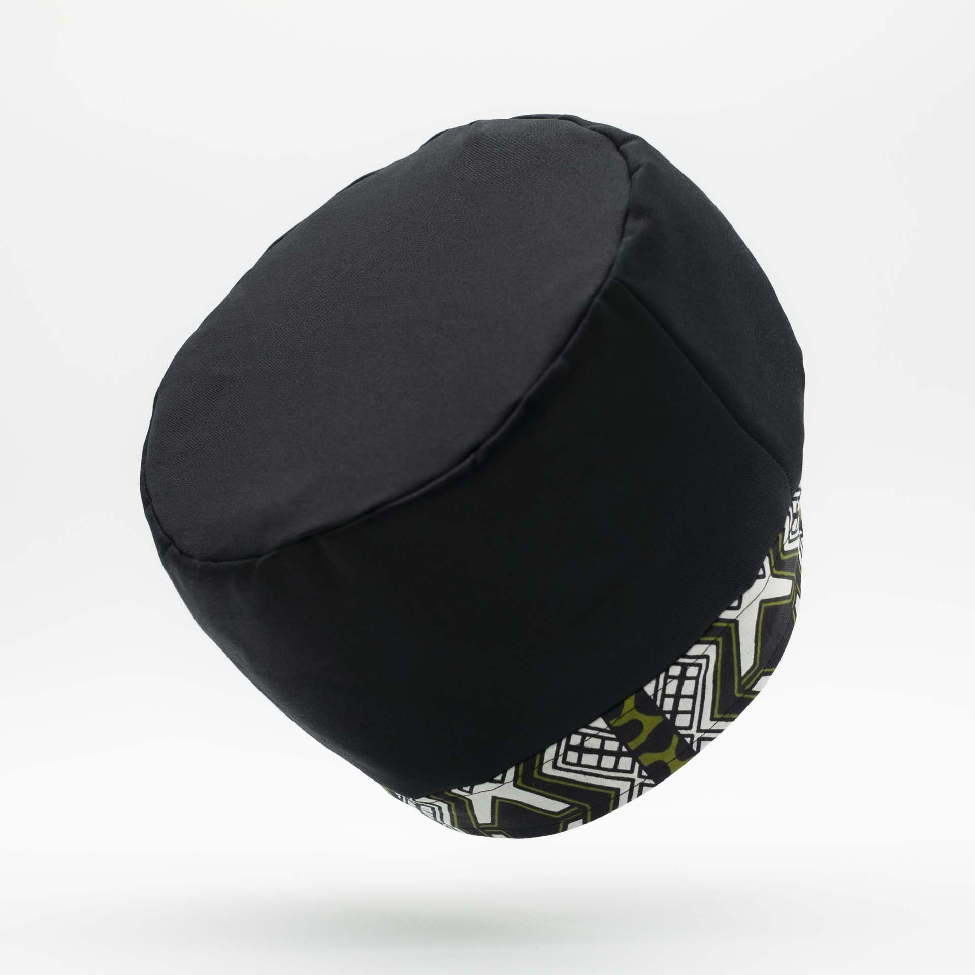 Traditional Rasta hat for dreadlocks in black cotton with ethnic motifs accompanied by a thin colored headband in wax cotton on the bottom of the hat with black lining