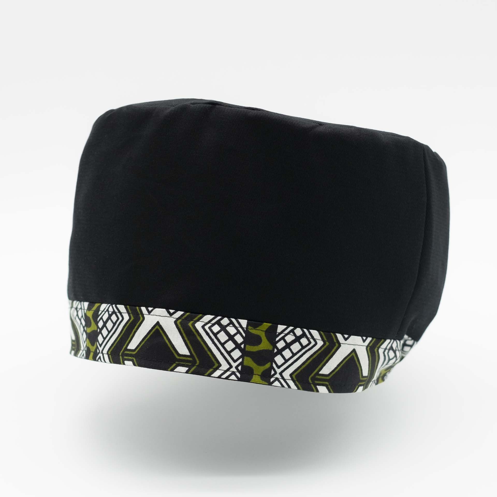 Chapeau Rasta traditionnel pour dreadlocks en coton noir motifs ethnique accompagné d'un fin bandeau coloré en coton wax sur le bas du chapeau doublure noir