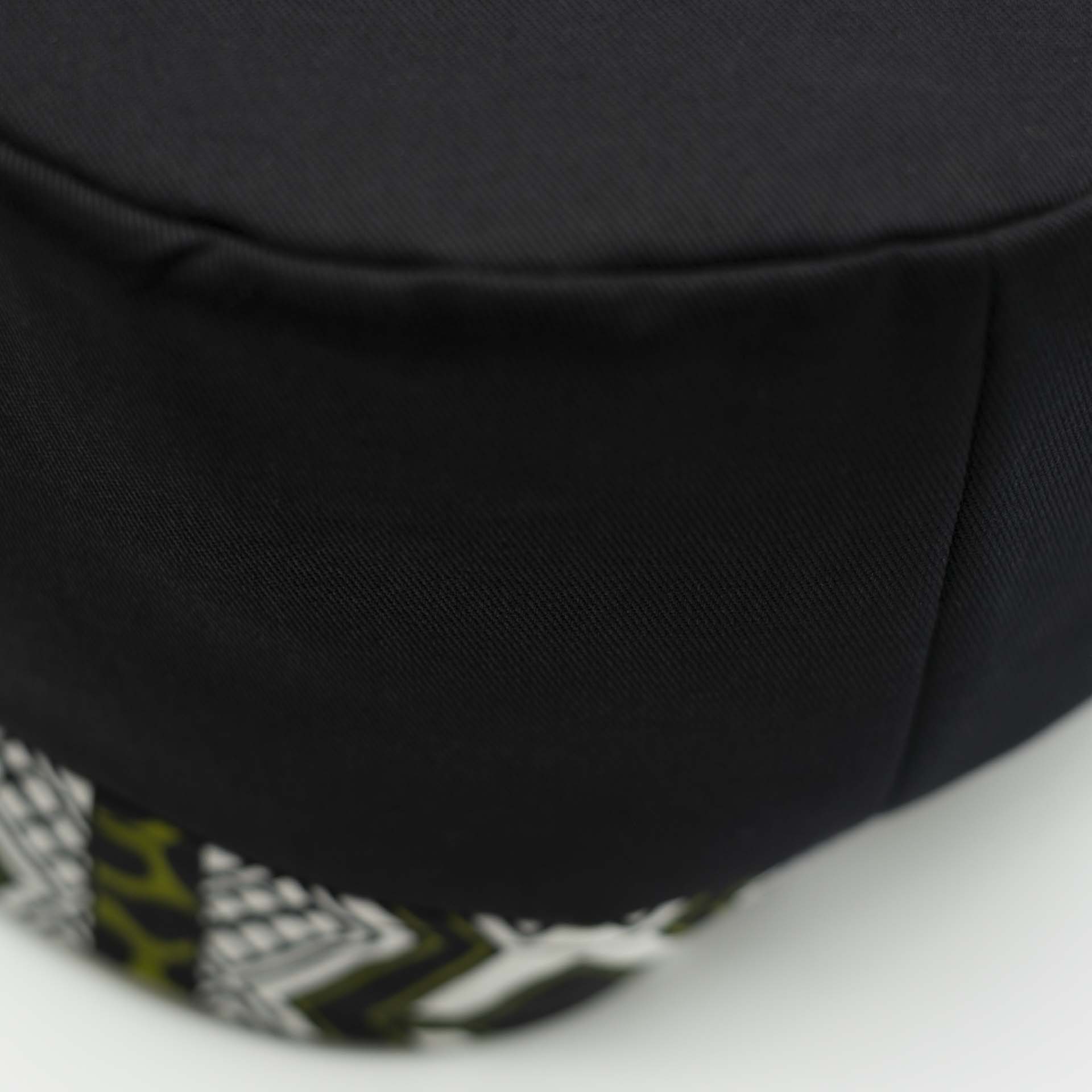 Chapeau Rasta traditionnel pour dreadlocks en coton noir motifs ethnique accompagné d'un fin bandeau coloré en coton wax sur le bas du chapeau doublure noir