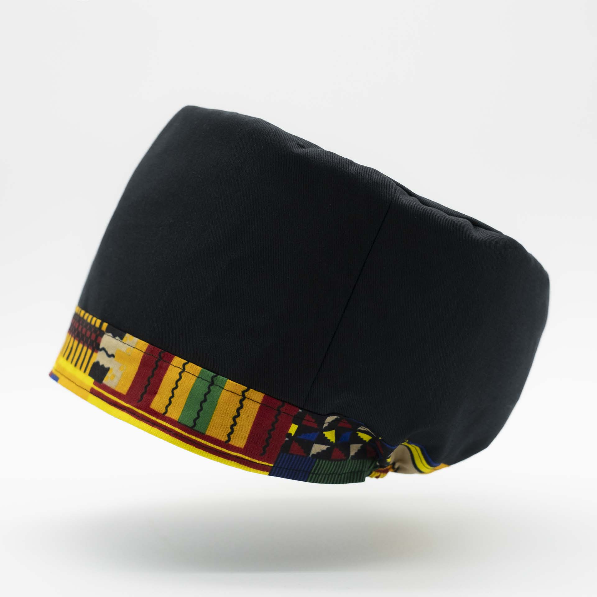 Chapeau Rasta traditionnel pour dreadlocks en coton noir accompagné d'un fin bandeau coloré en coton wax du Ghana sur le bas du chapeau doublure noir