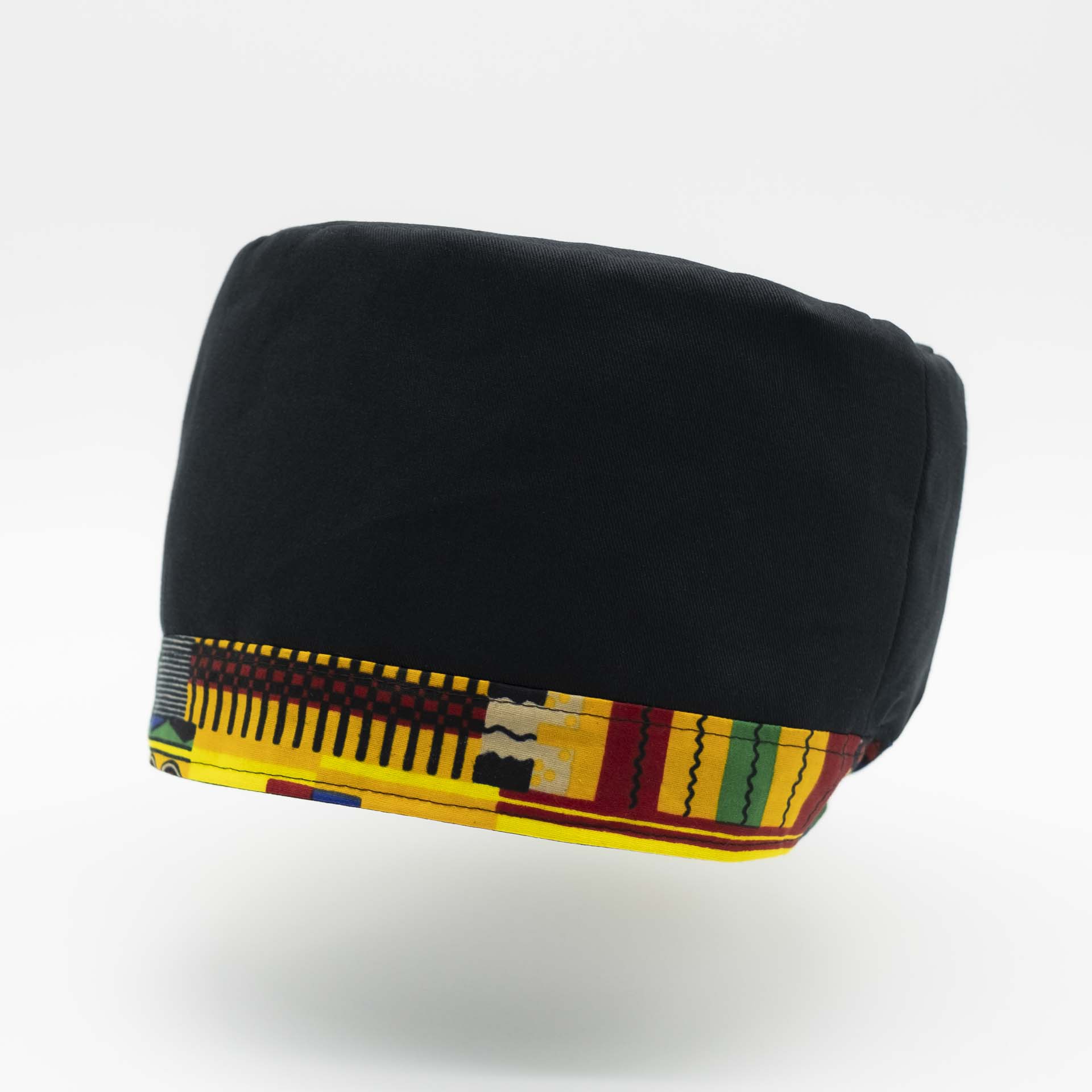 Chapeau Rasta traditionnel pour dreadlocks en coton noir accompagné d'un fin bandeau coloré en coton wax du Ghana sur le bas du chapeau doublure noir