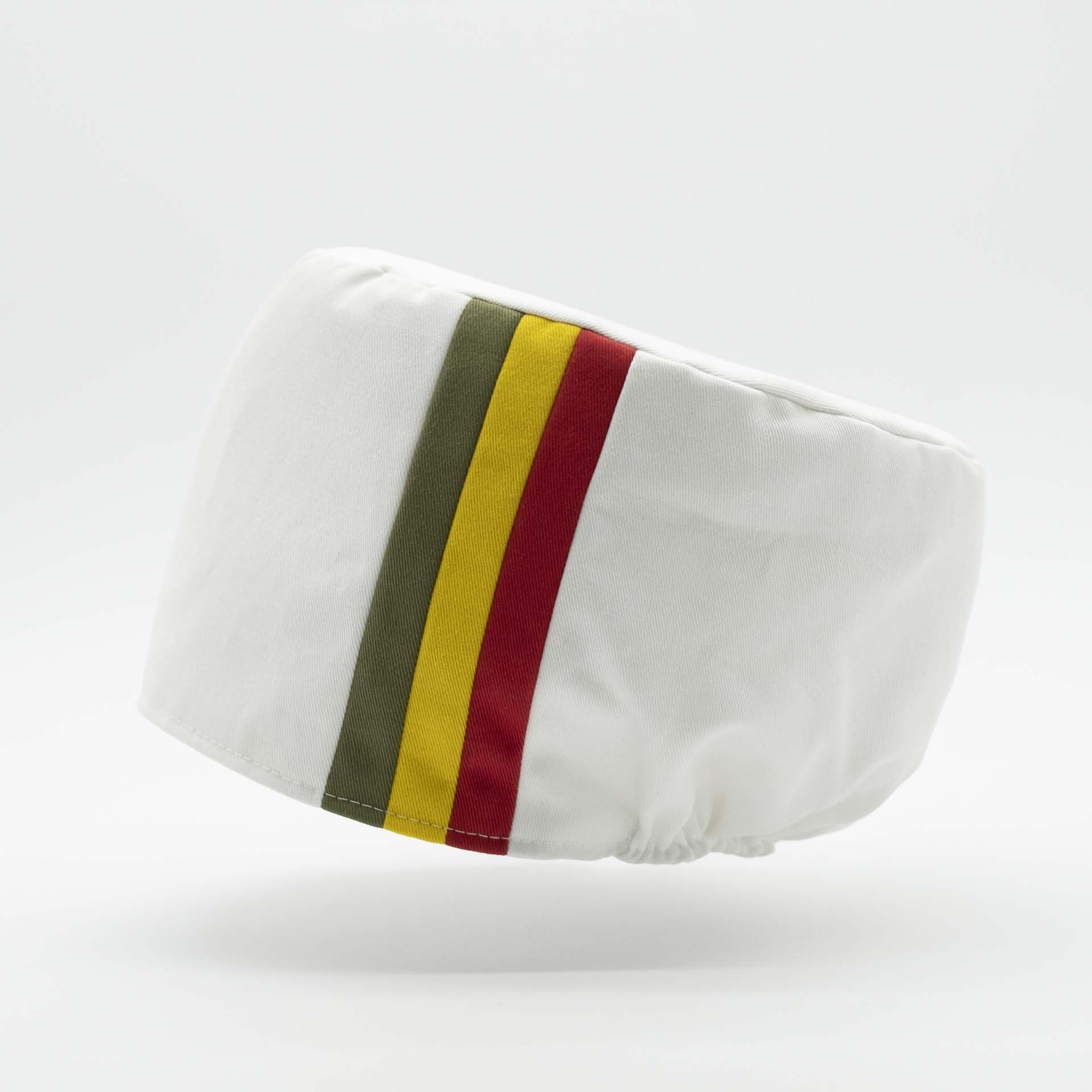 Chapeau Rasta pour dreadlocks sans visière en coton blanc avec 3 bandes vert jaune rouge sur le coté couleur Éthiopie. Doublure coton unie intégrée