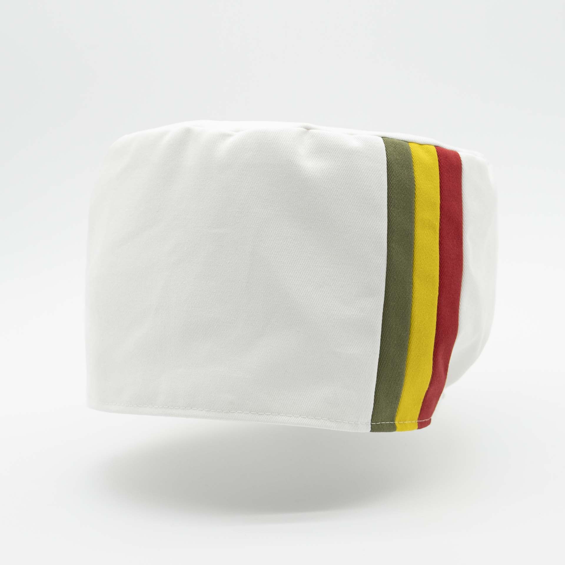 Chapeau Rasta pour dreadlocks sans visière en coton blanc avec 3 bandes vert jaune rouge sur le coté couleur Éthiopie. Doublure coton unie intégrée