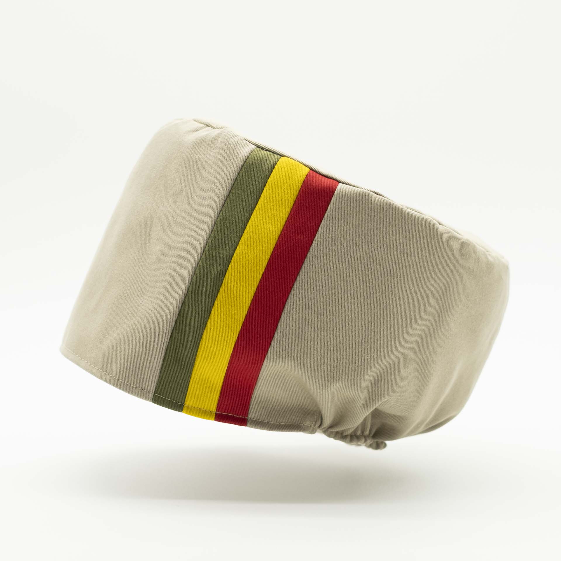 Chapeau Rasta pour dreadlocks sans visière en coton beige avec 3 bandes vert jaune rouge sur le coté couleur Éthiopie. Doublure coton unie intégrée