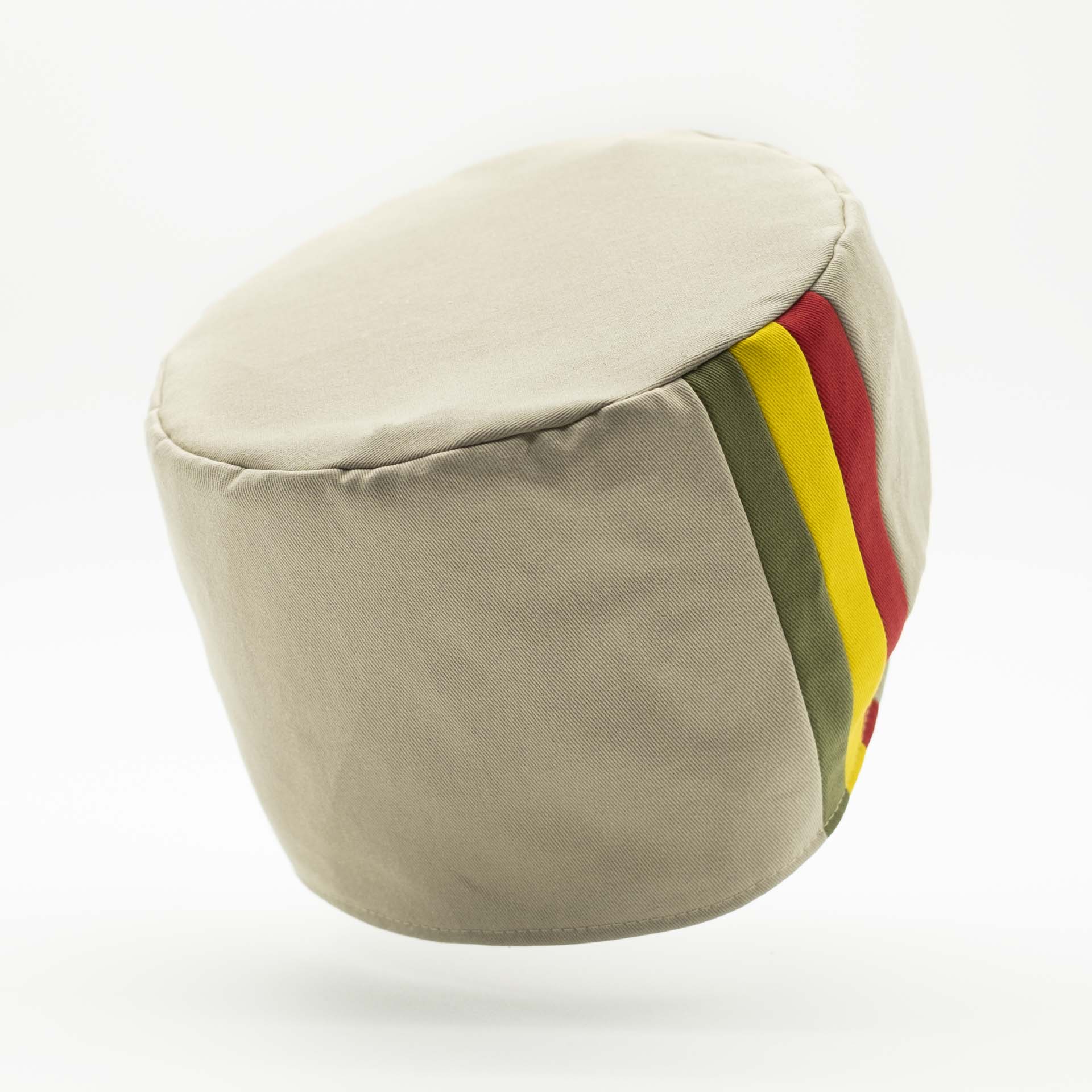 Chapeau Rasta pour dreadlocks sans visière en coton beige avec 3 bandes vert jaune rouge sur le coté couleur Éthiopie. Doublure coton unie intégrée