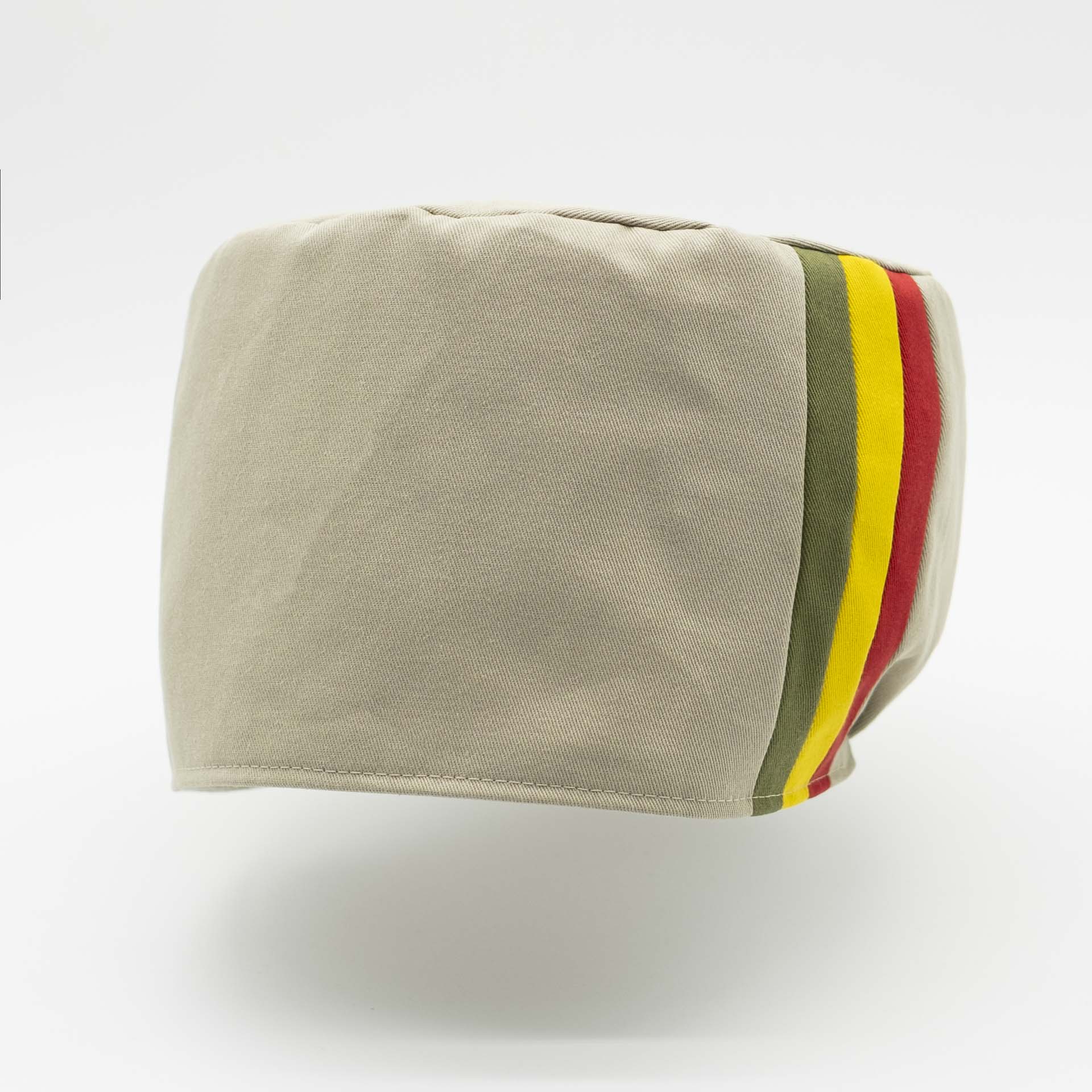 Chapeau Rasta pour dreadlocks sans visière en coton beige avec 3 bandes vert jaune rouge sur le coté couleur Éthiopie. Doublure coton unie intégrée