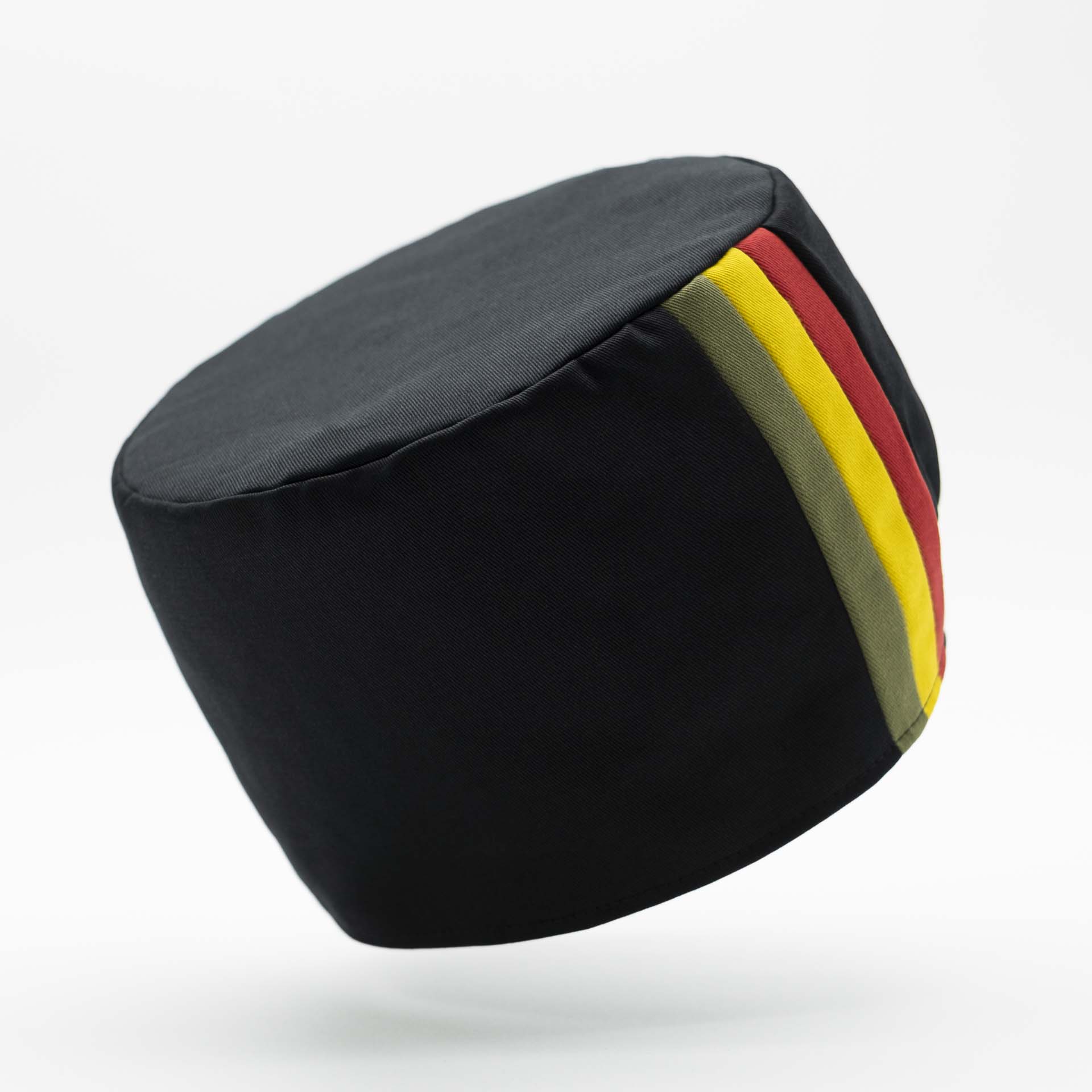 Rasta hat without visor in black cotton with 3 stripes green yellow red on the Ethiopian side. Integrated liner