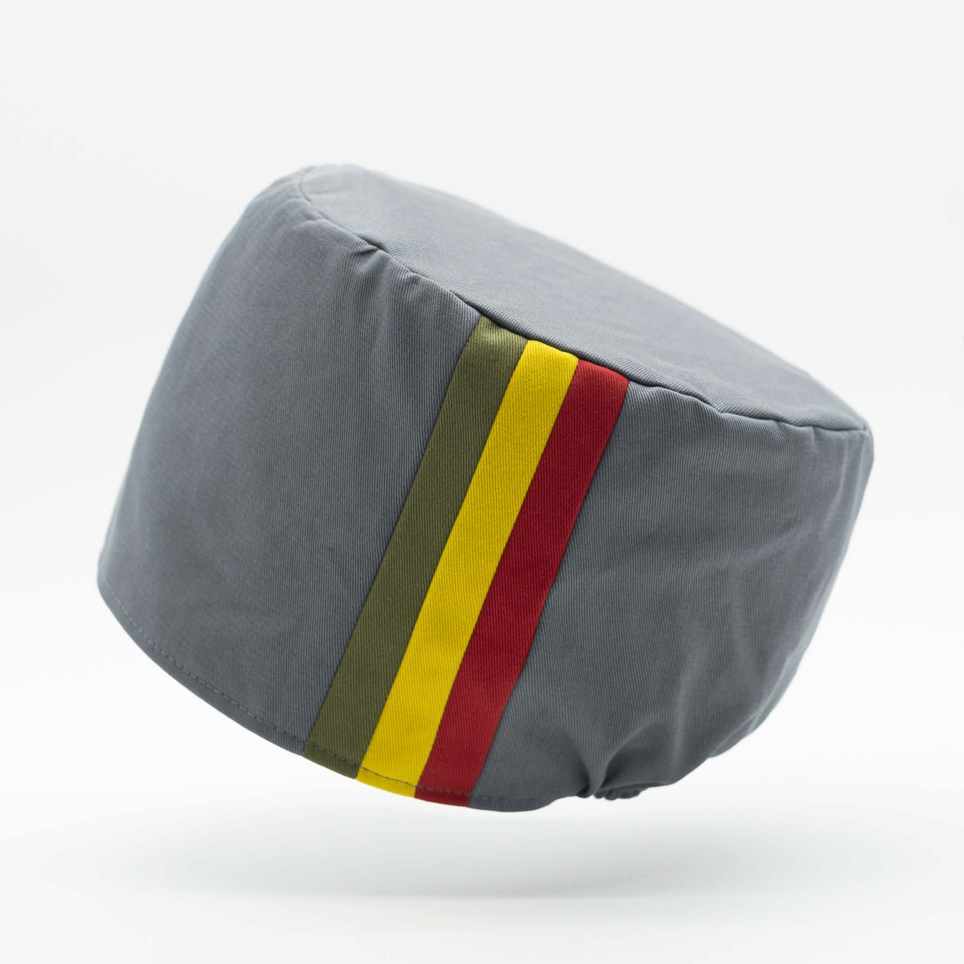 Chapeau Rasta pour dreadlocks sans visière en coton gris avec 3 bandes vert jaune rouge sur le coté couleur Éthiopie. Doublure coton blanc intégrée