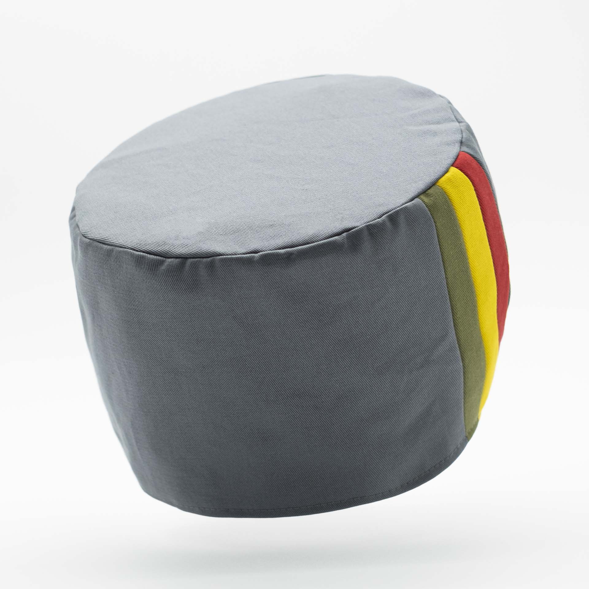 Rasta hat without visor in gray cotton with 3 green yellow red stripes on the side. Integrated liner