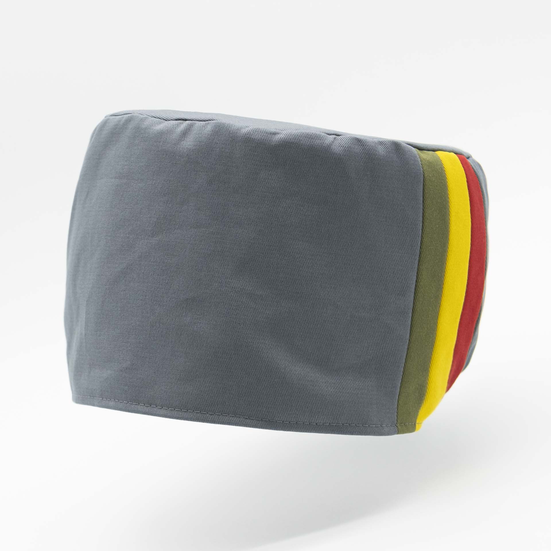 Rasta hat without visor in gray cotton with 3 green yellow red stripes on the side. Integrated liner