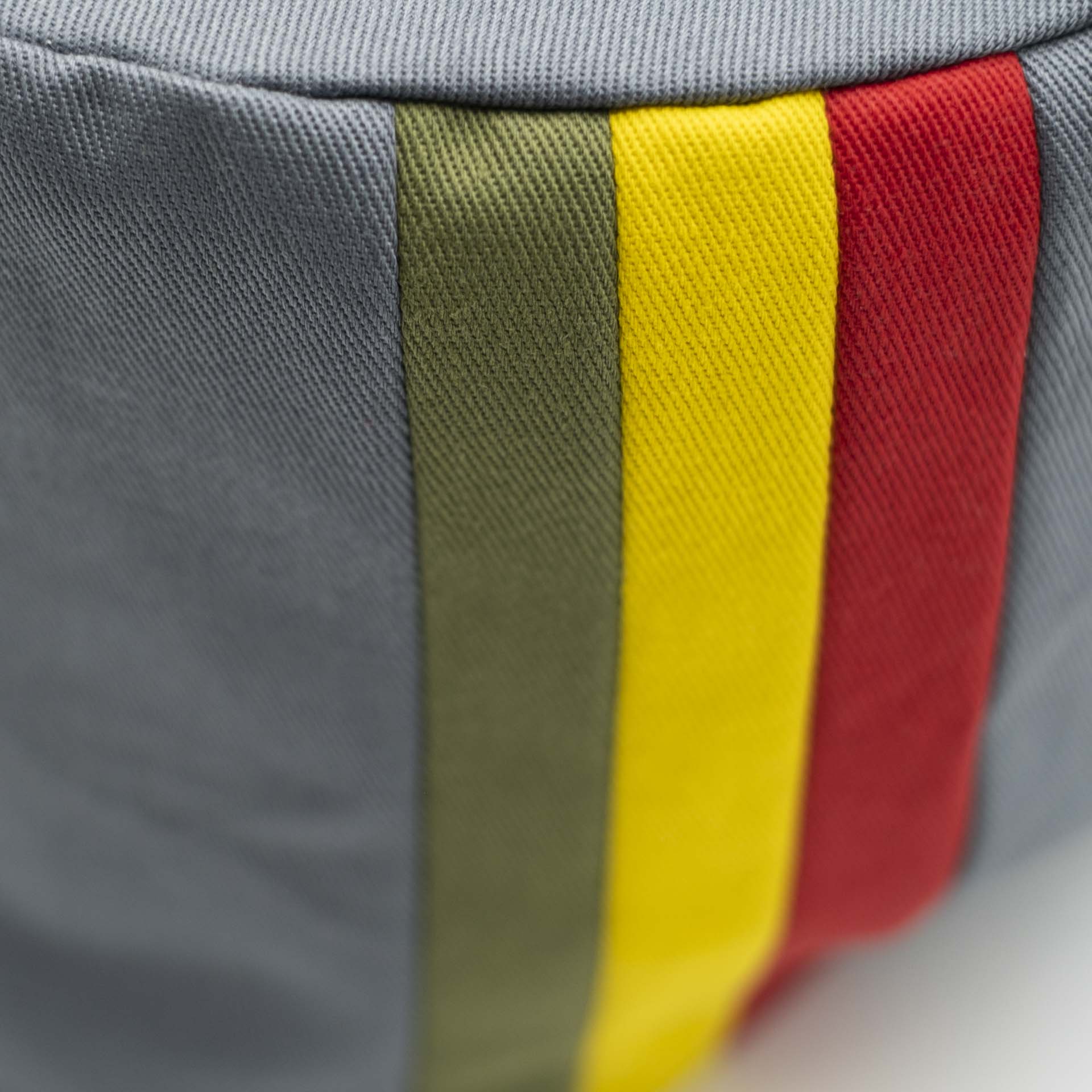 Rasta hat without visor in gray cotton with 3 green yellow red stripes on the side. Integrated liner