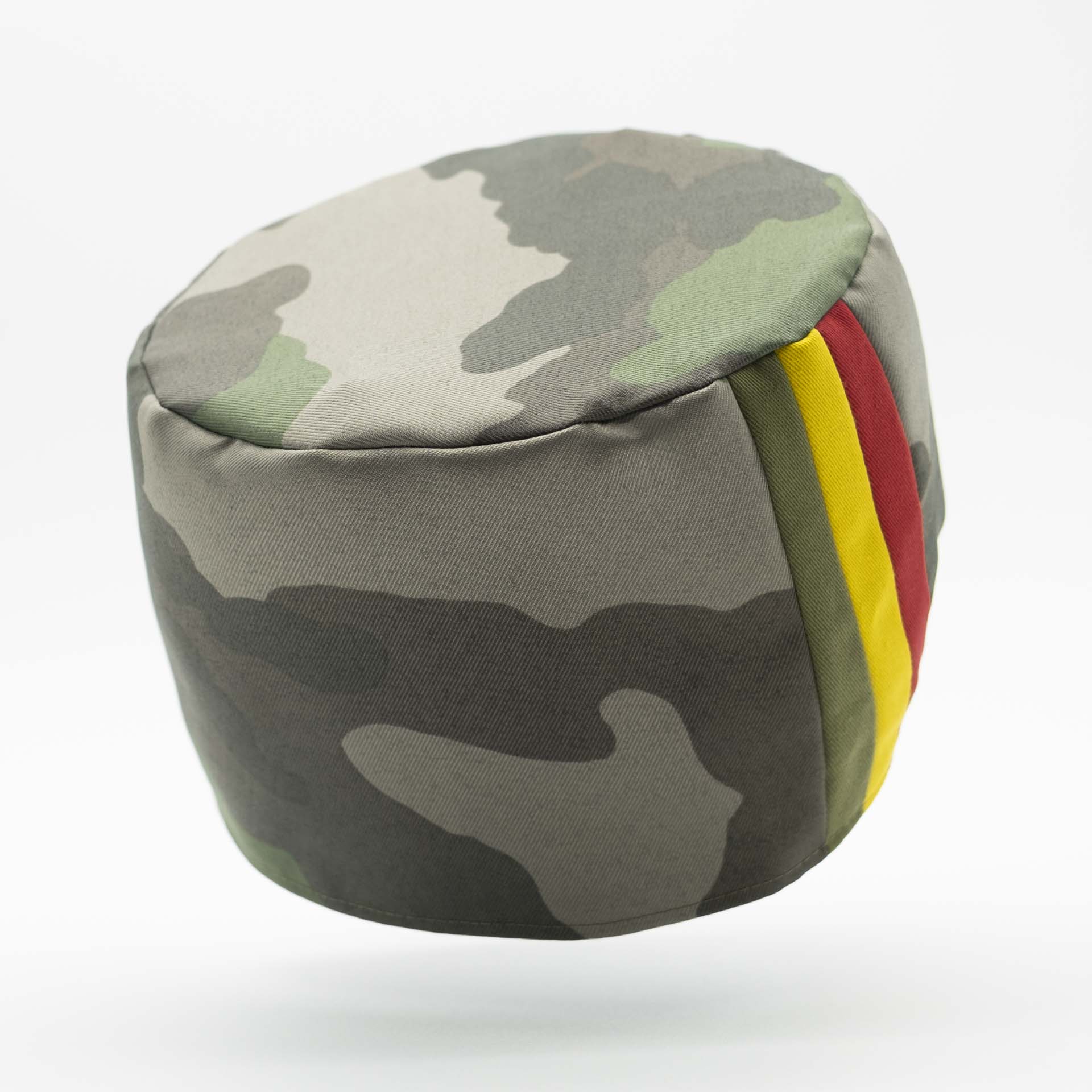 Chapeau Rasta sans visière en camouflage militaire de l'Armée Française et bande vert jaune rouge sur le coté. Doublure intégrée