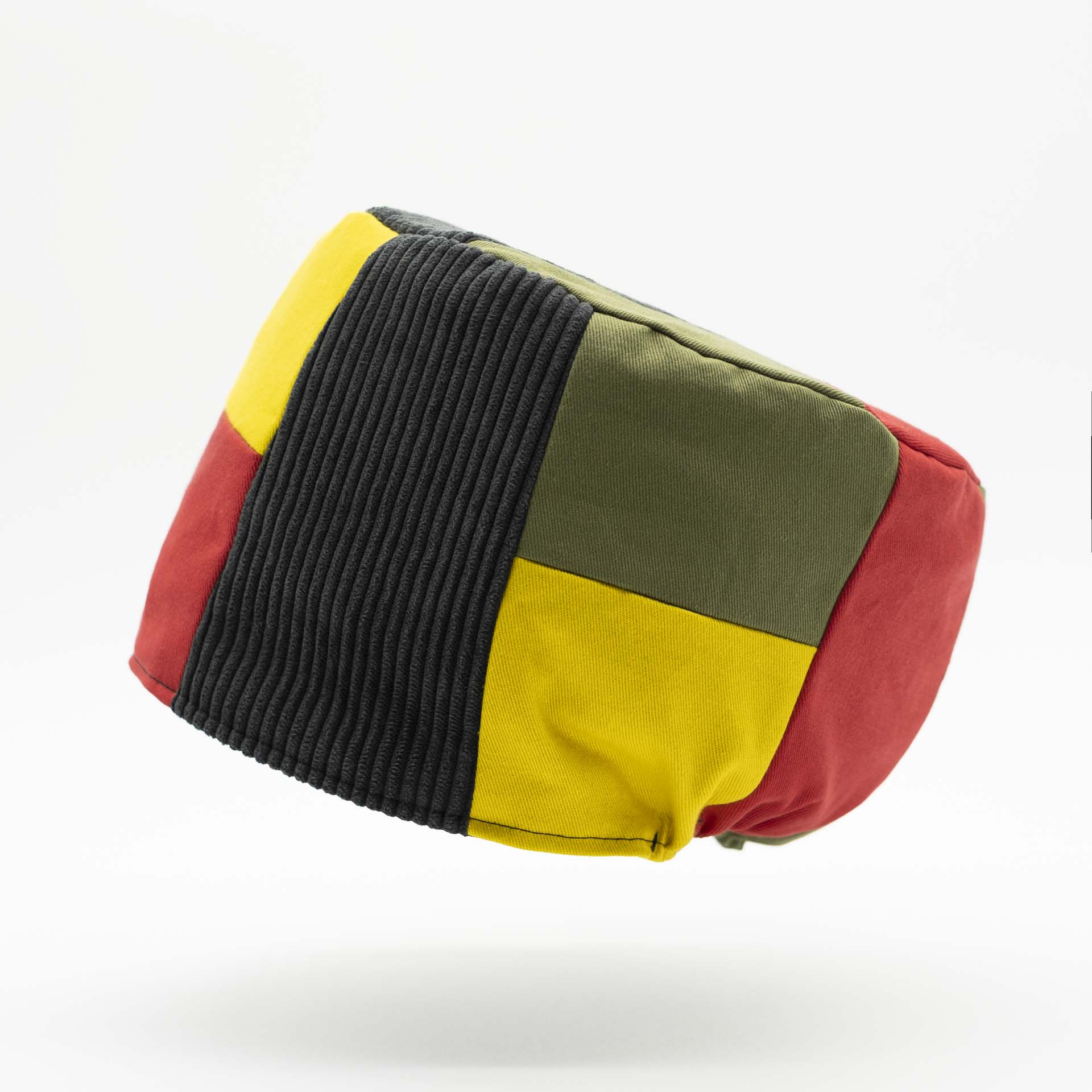 Chapeau Rasta sans visière avec un assemblage de pièce de velours côtelé et de coton effet déstructuré pour dreadlocks noir vert jaune rouge