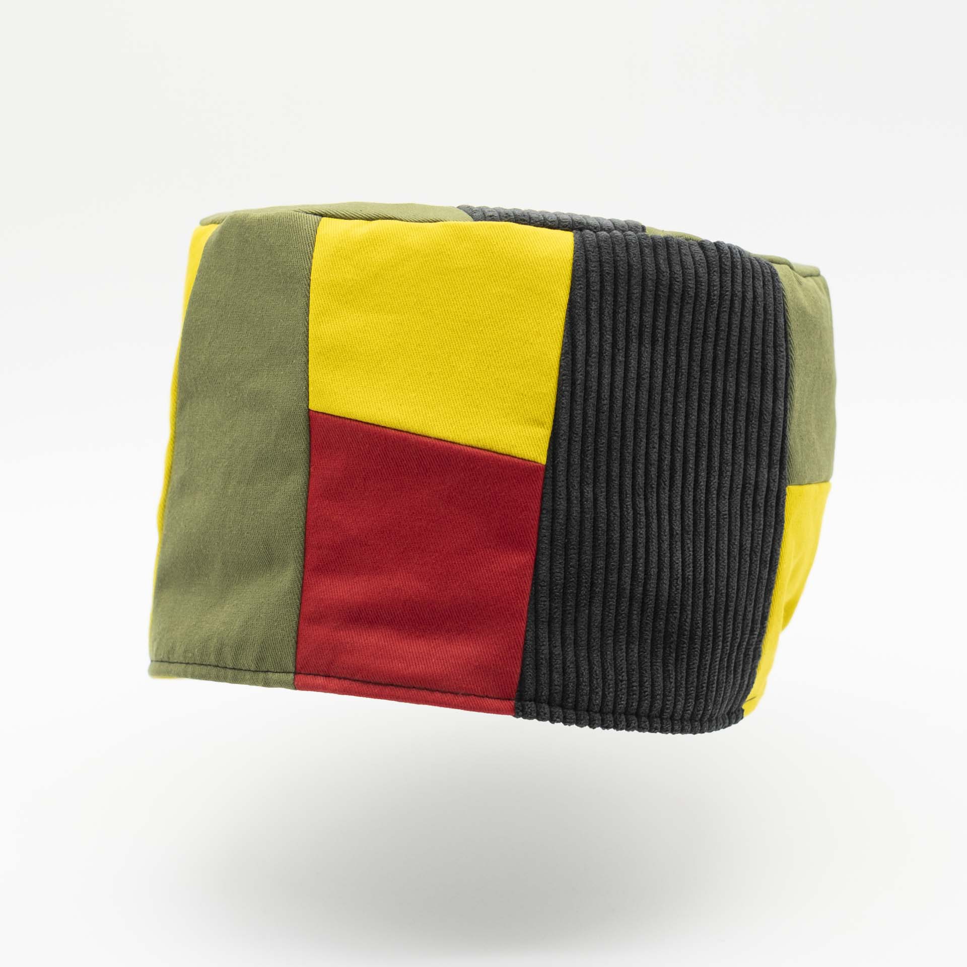 Chapeau Rasta sans visière avec un assemblage de pièce de velours côtelé et de coton effet déstructuré pour dreadlocks noir vert jaune rouge