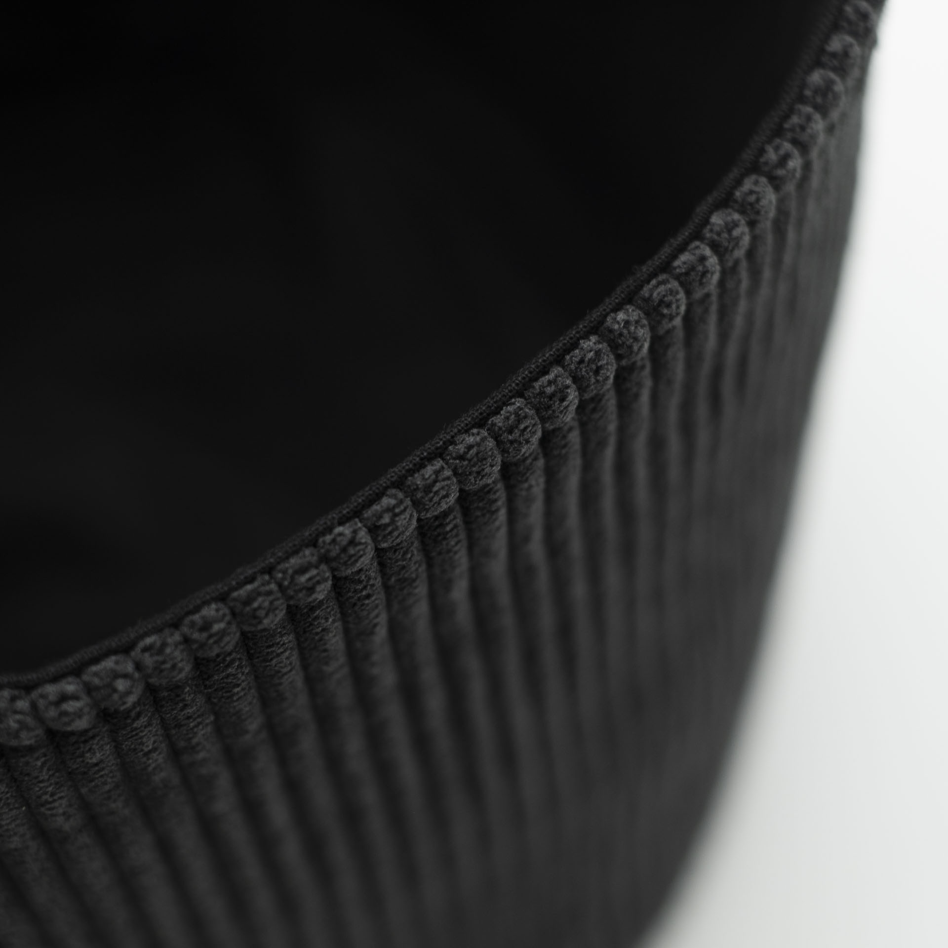 Couronne velours côtelé anthracite brodée Lion de Judah