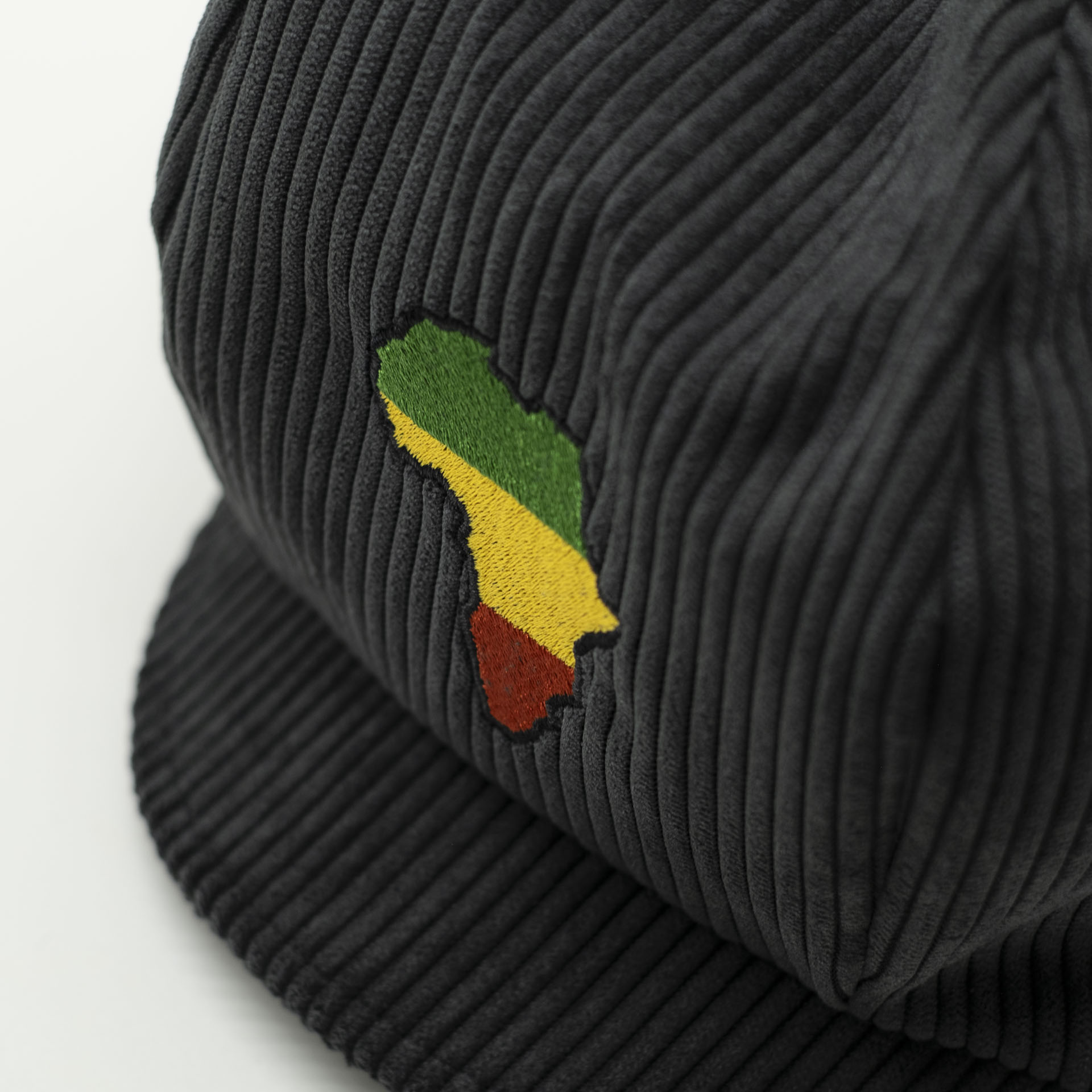 Anthracite rasta hat for dreads with embroidery of Africa in red gold and green