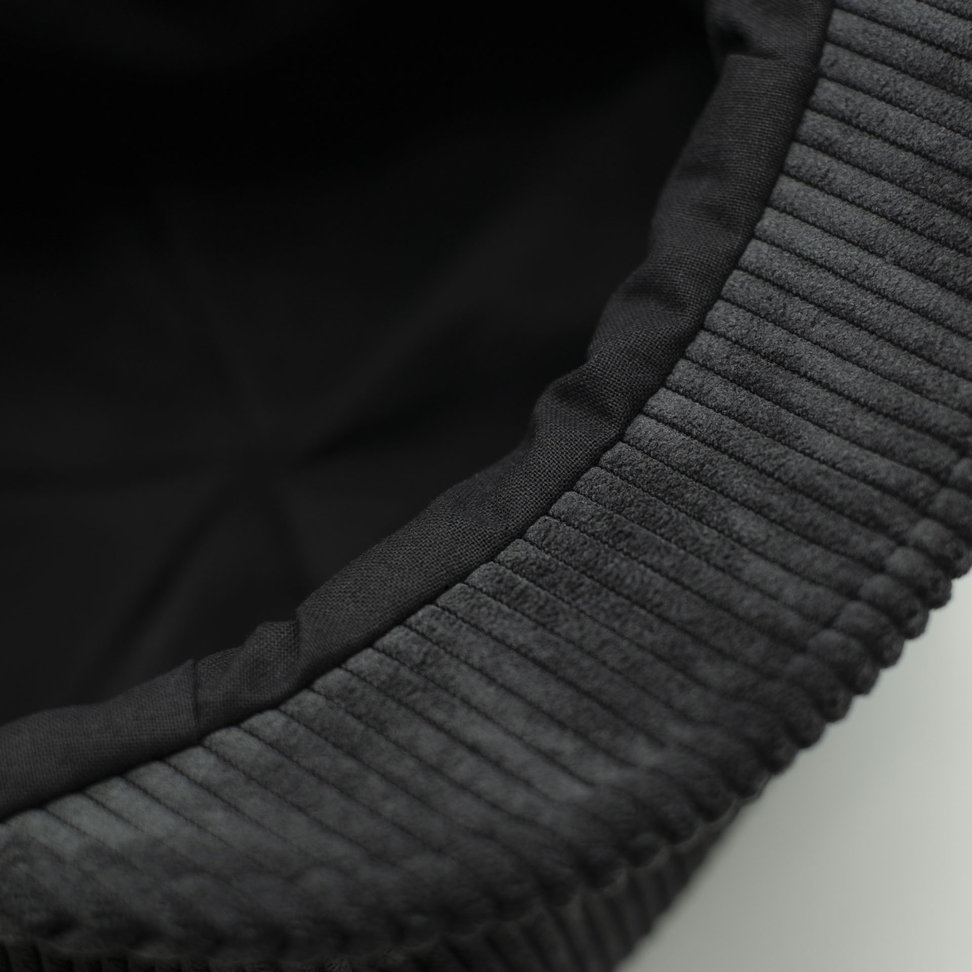 Chapeau rasta dread velours côtelé anthracite broderie Afrique vert jaune rouge