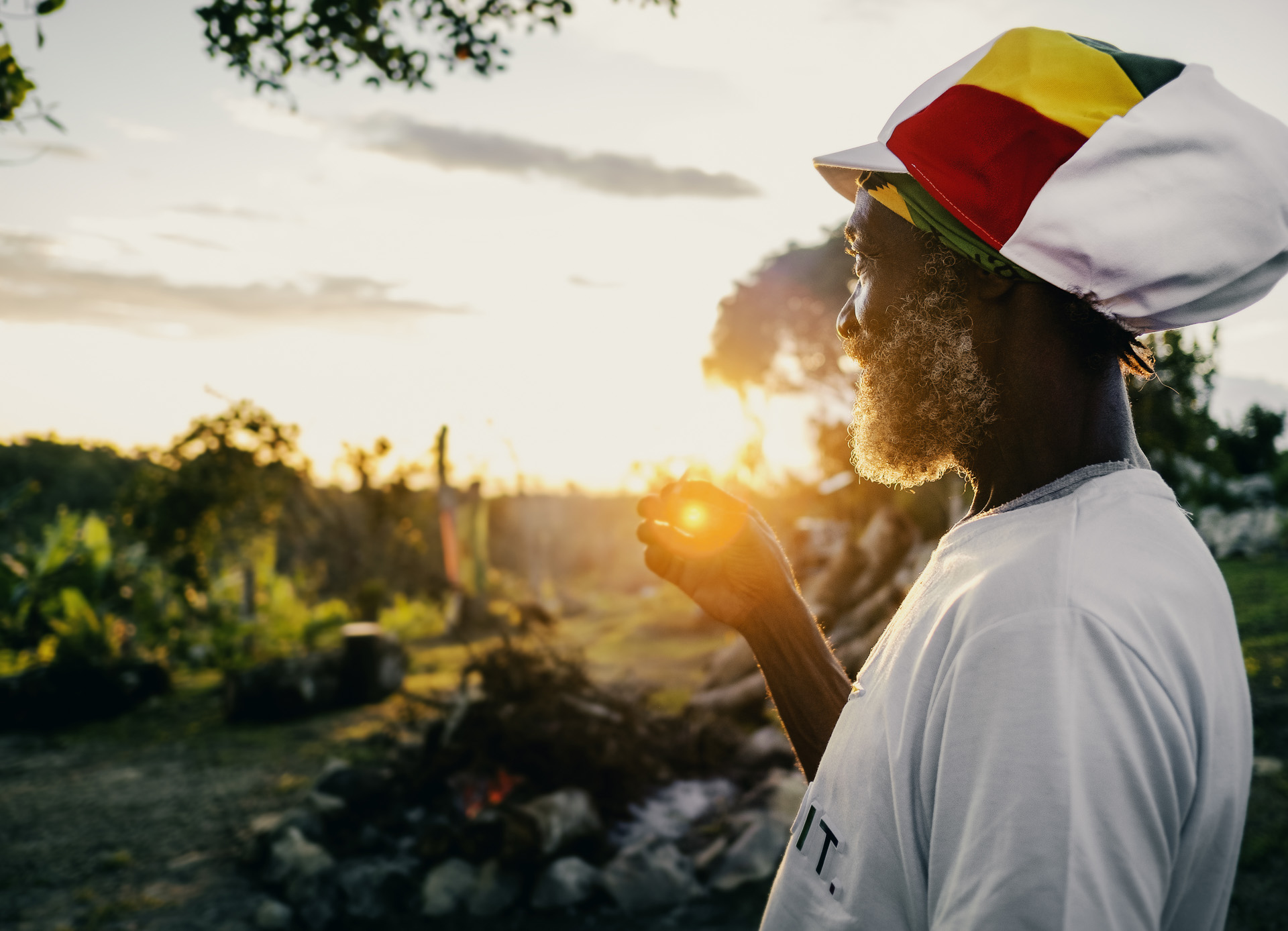 Rastaman dans les Hills avec un chapeau à dreadlocks blanc vert jaune et rouge