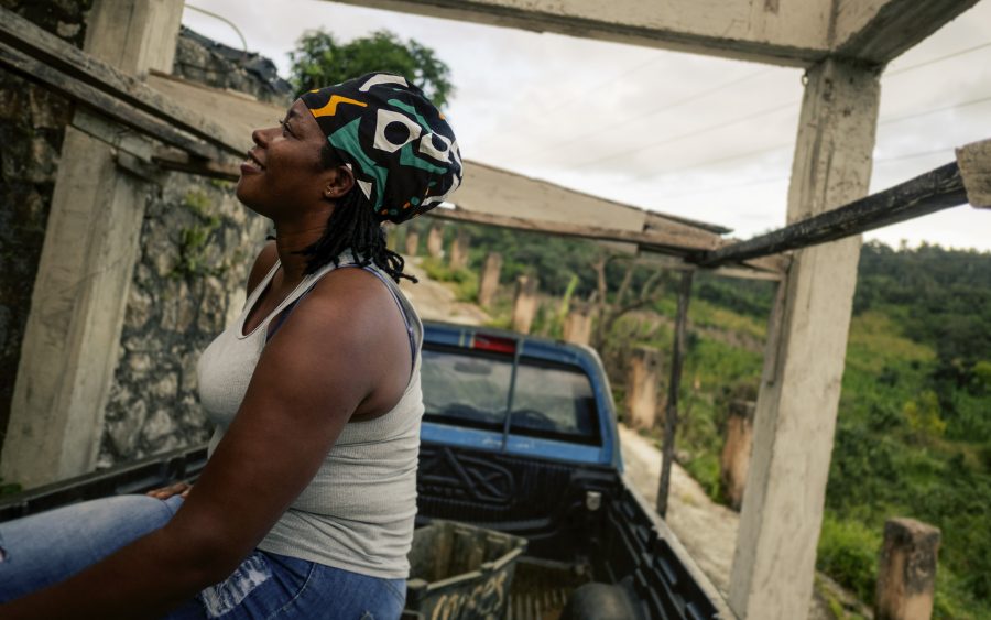 Claudette et son chapeau almighty en wa africain dans les rue de trelawny