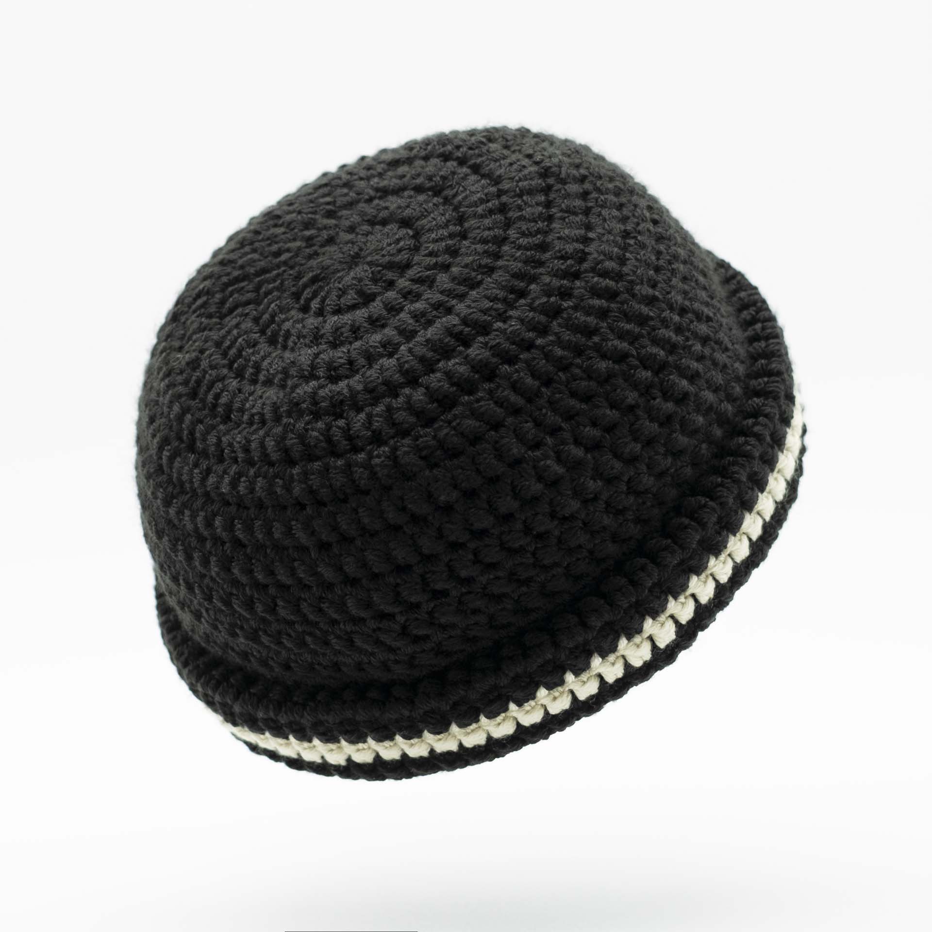 Bonnet Rasta en laine style marin de couleur noir avec une fine bande crème sur l'ourlet