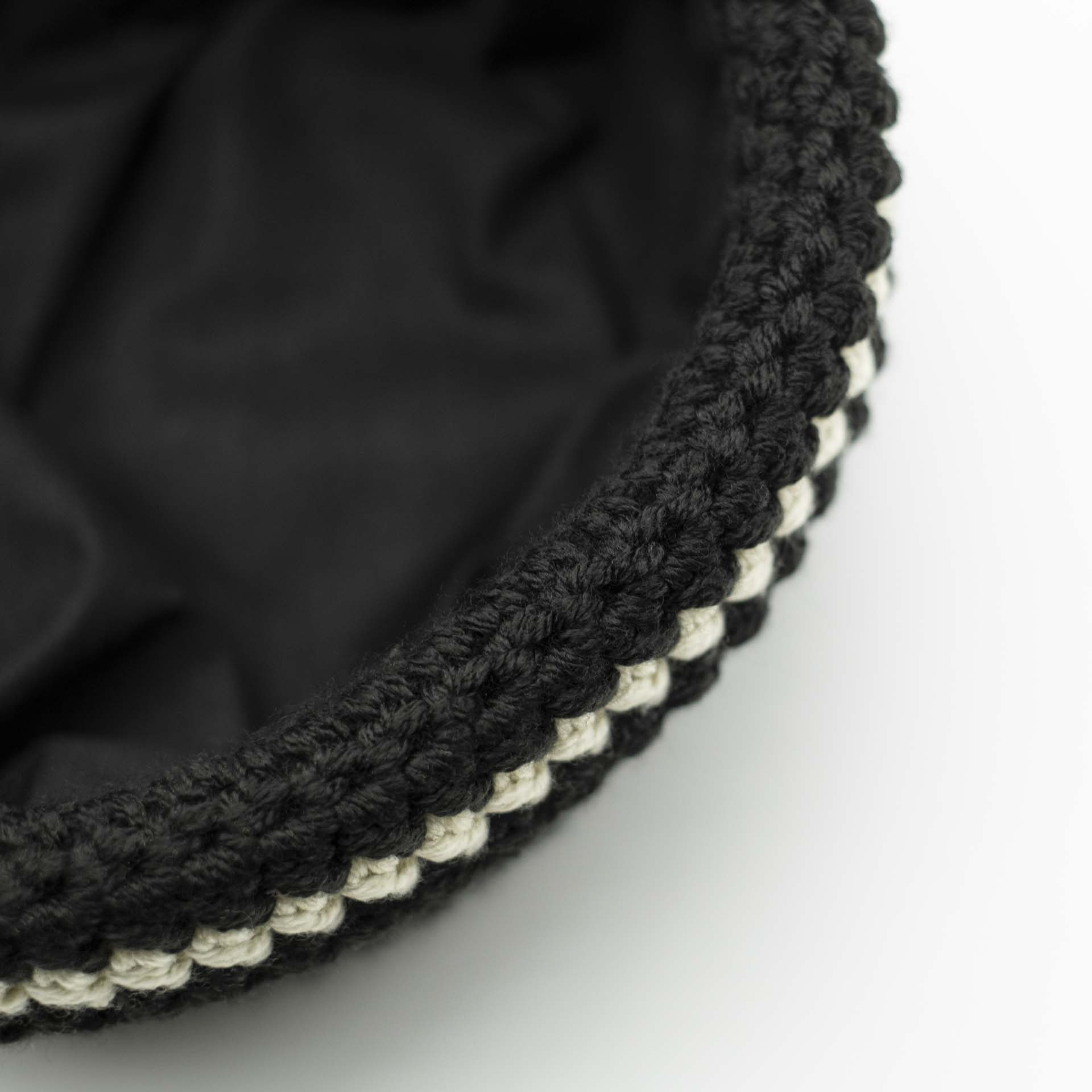 Bonnet Rasta en laine style marin de couleur noir avec une fine bande crème sur l'ourlet