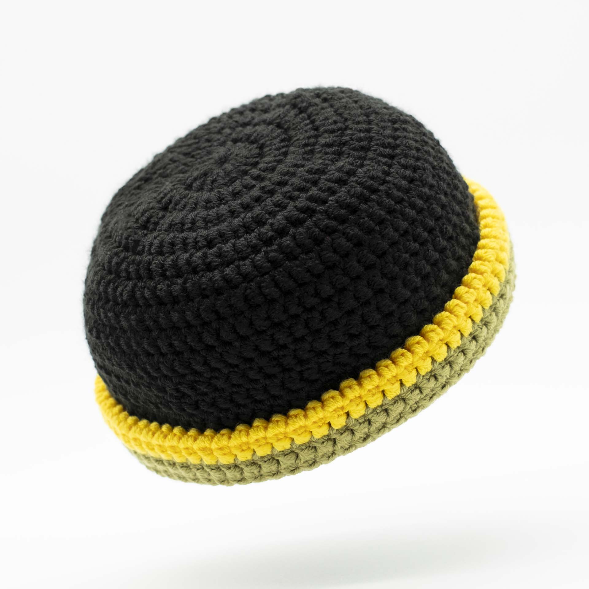 Bonnet en laine style marin de couleur noir avec un ourlet fin jaune et vert aux couleurs de la Jamaïque