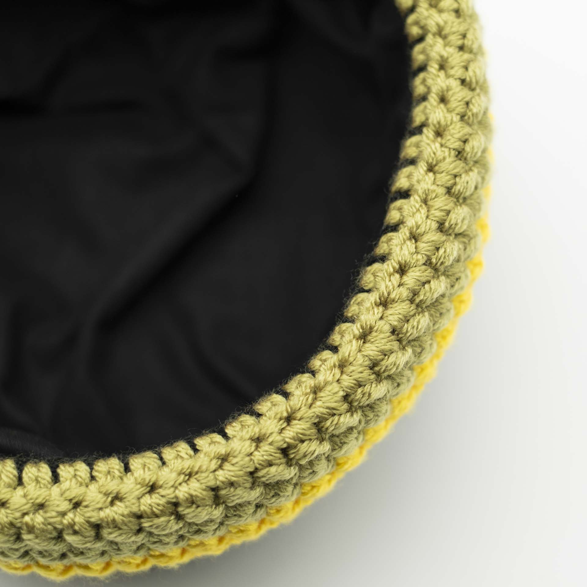 Bonnet en laine style marin de couleur noir avec un ourlet fin jaune et vert aux couleurs de la Jamaïque