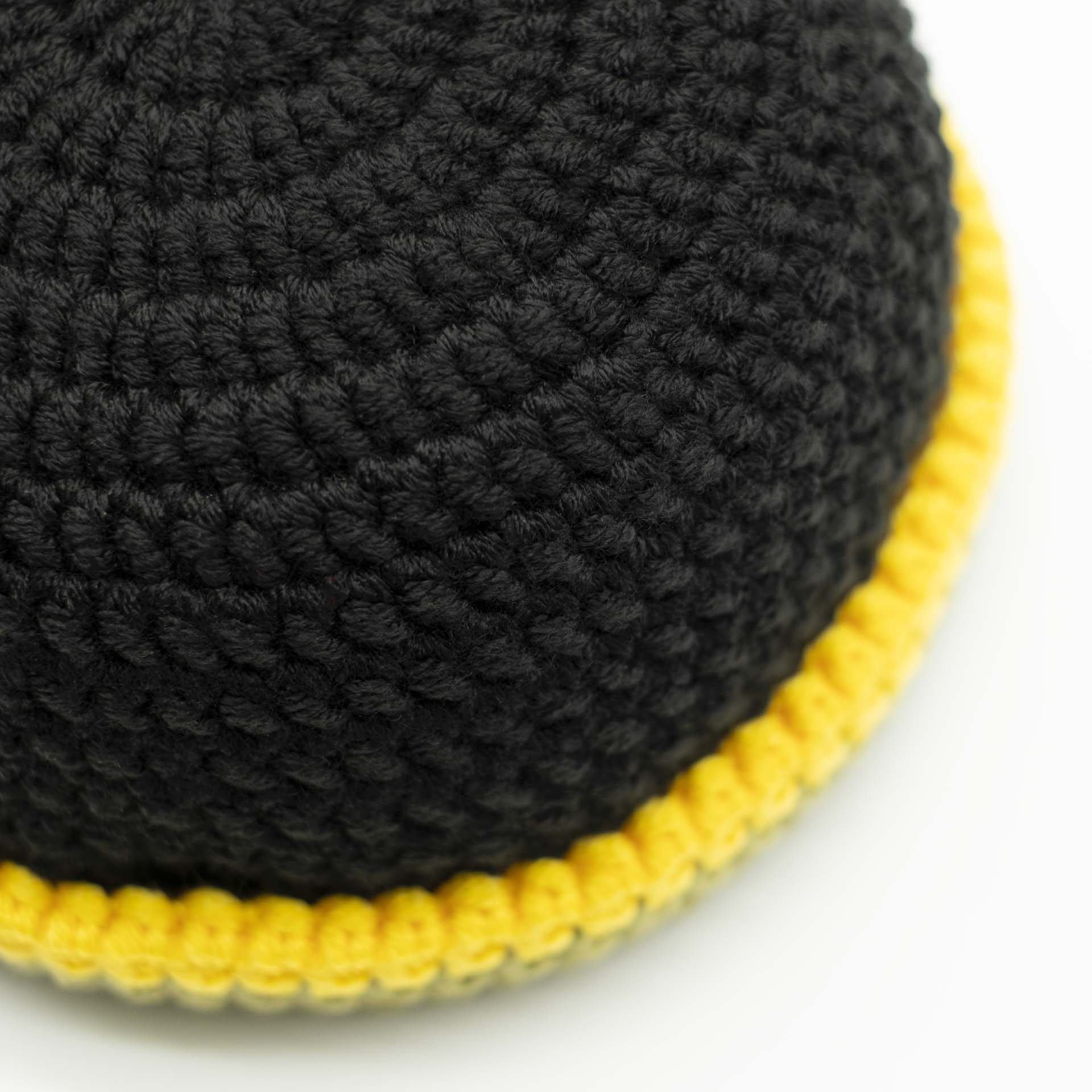 Beanie wool hat in black with a thin yellow and green hem in the colors of Jamaica