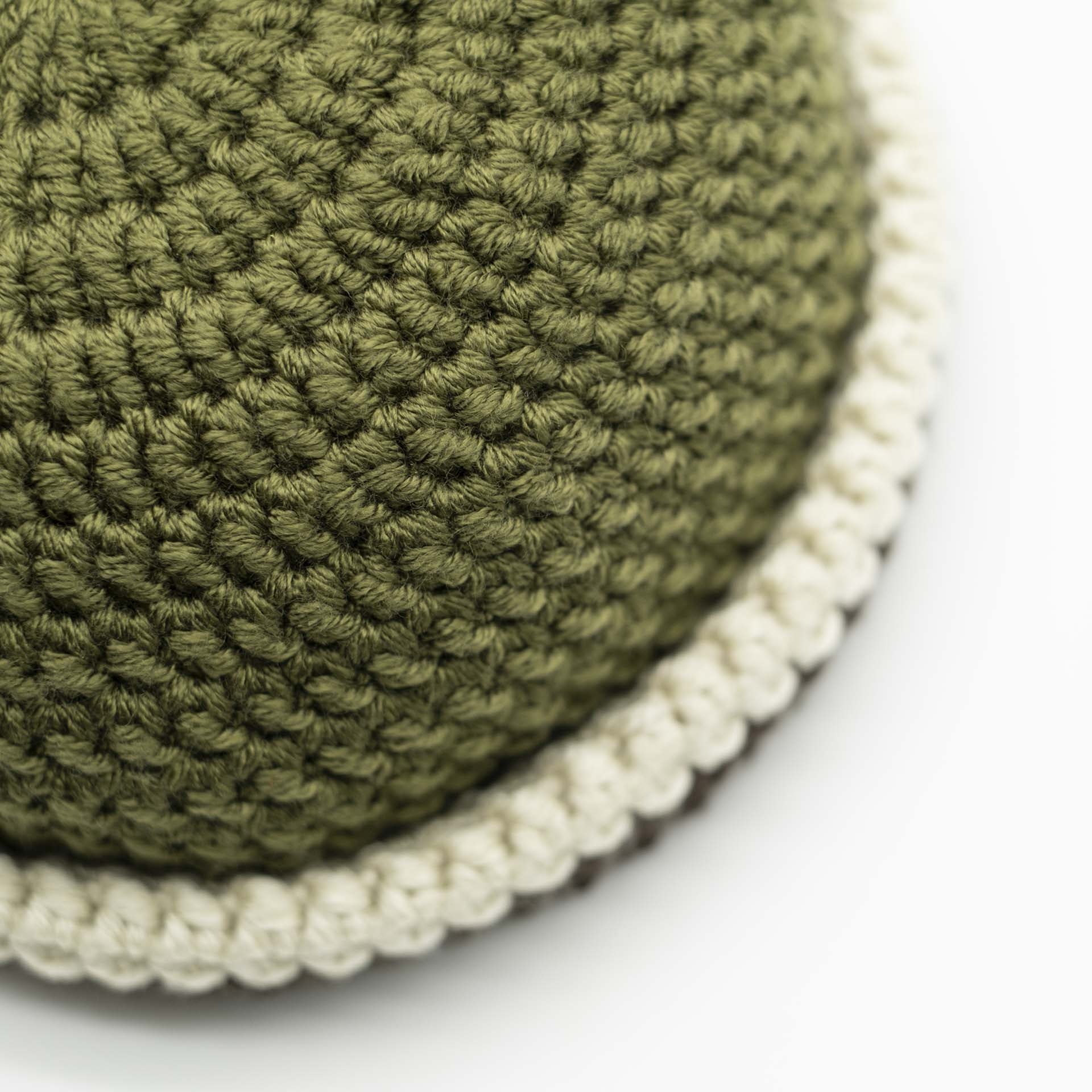 Bonnet Rasta en laine style marin de couleur vert kaki avec un ourlet crème et brun