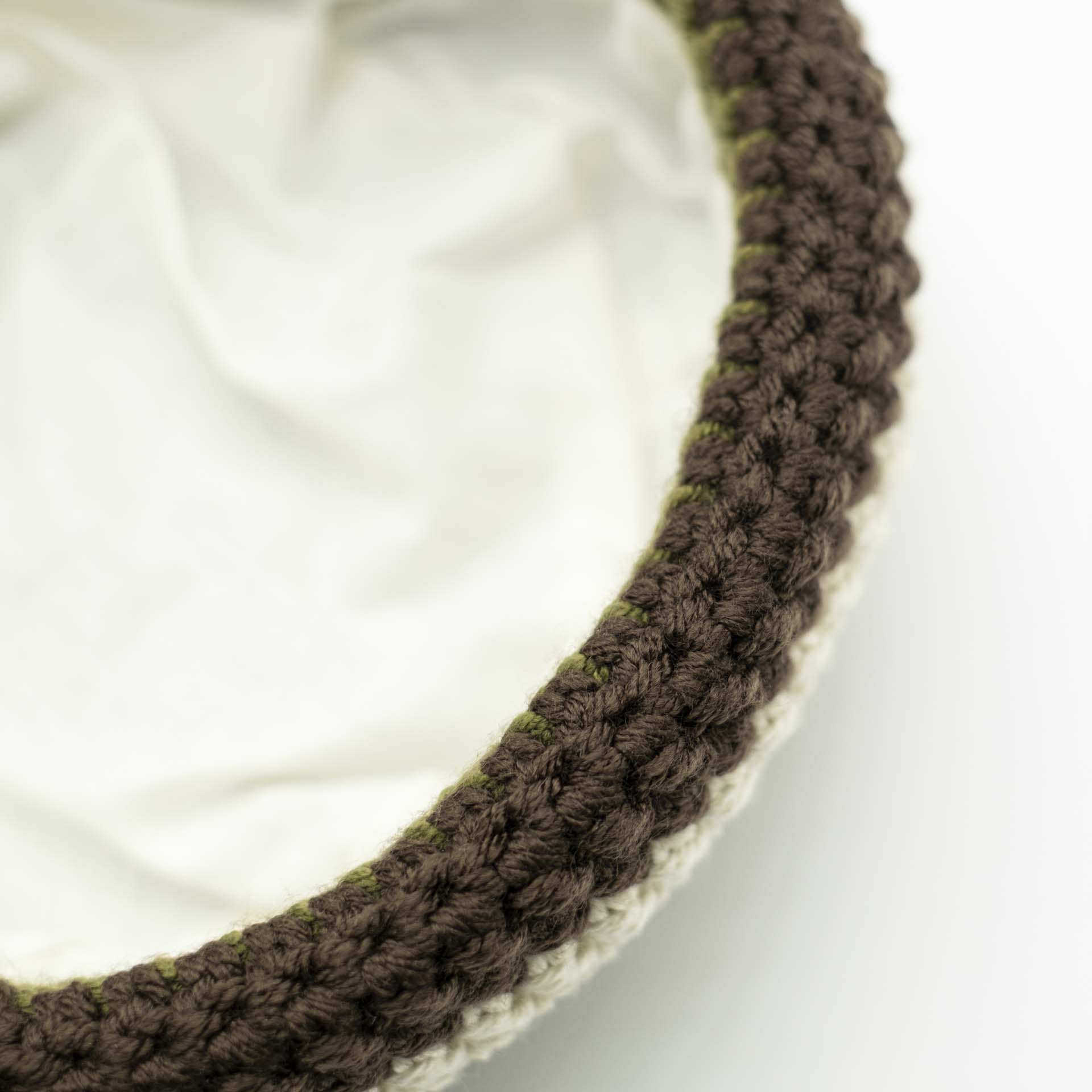 Bonnet Rasta en laine style marin de couleur vert kaki avec un ourlet crème et brun