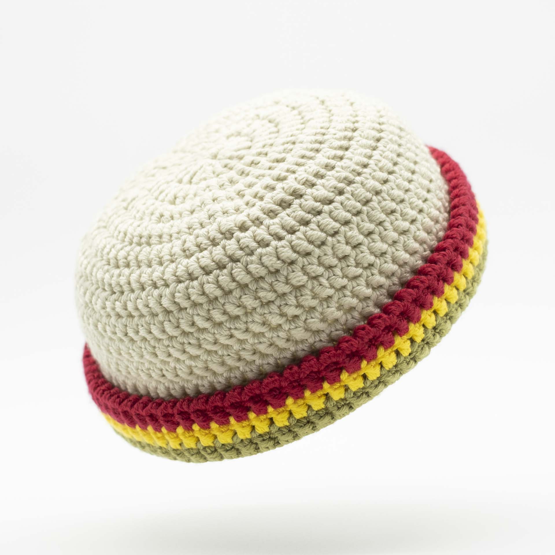 Bonnet en laine style marin de couleur crème avec un ourlet fin vert jaune rouge