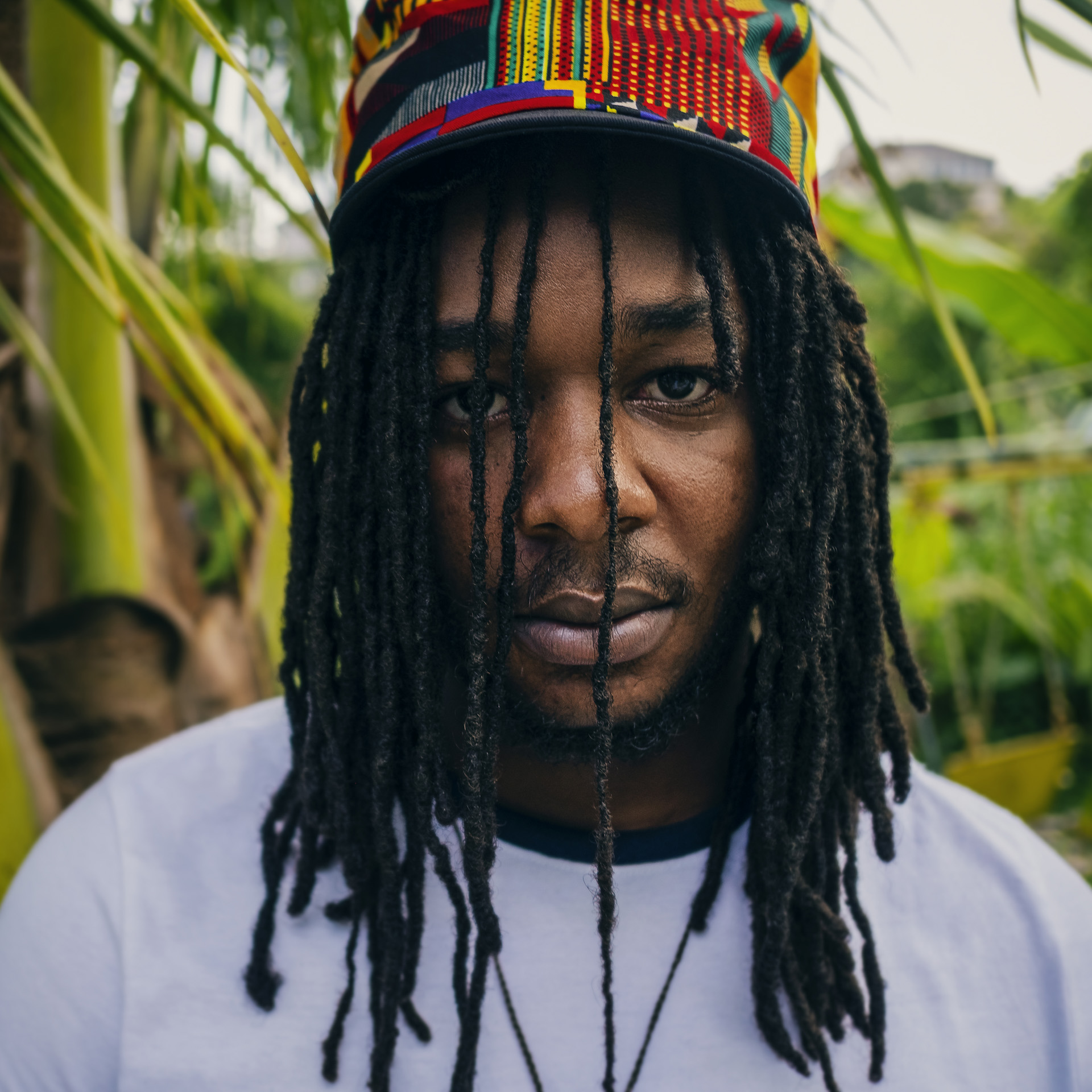 Fils de Winston McAnuff avec une casquette Dreadlocks en wax du Ghana