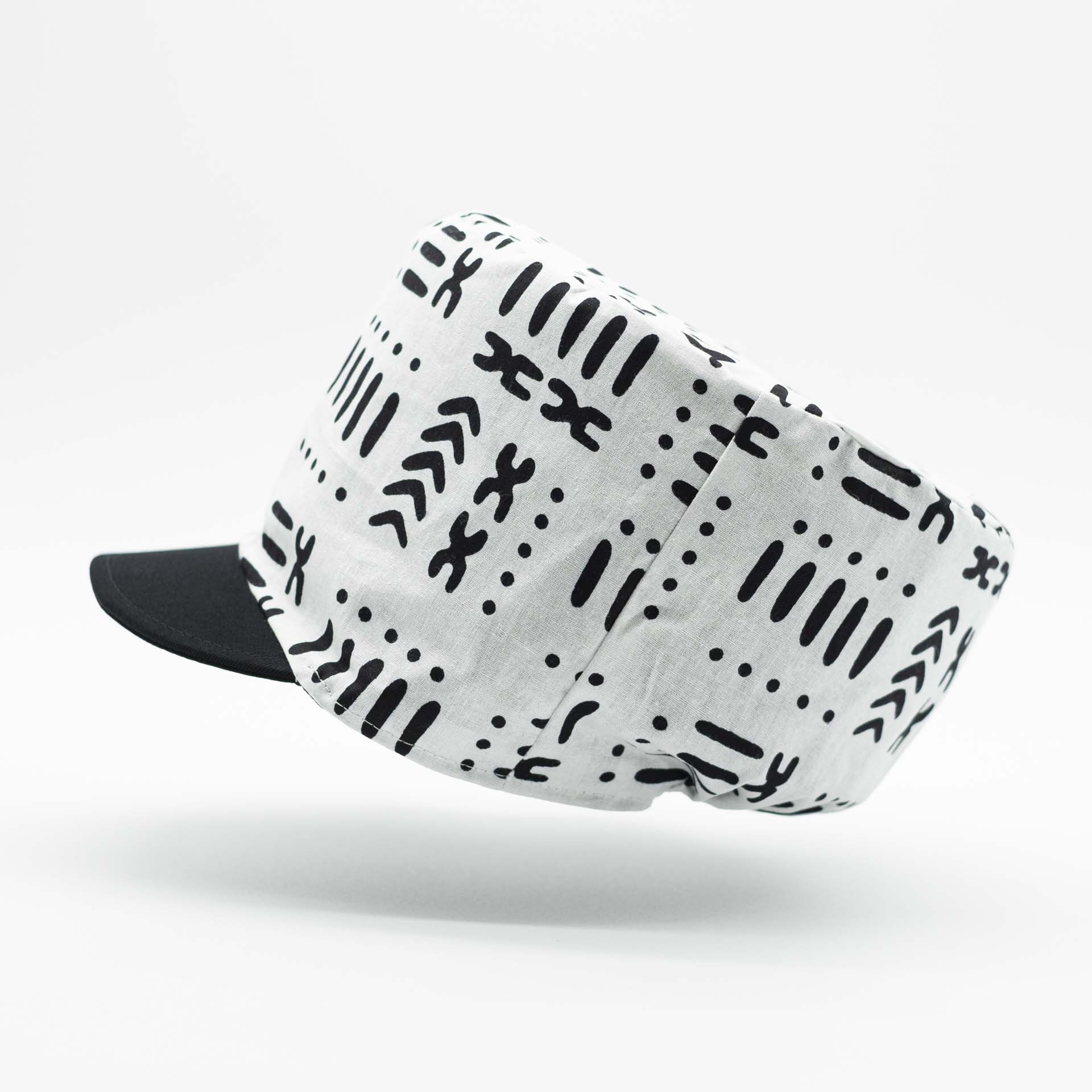 Casquette Rasta dreadlocks avec visière noir en tissu léger wax aux motifs ethnique Africain noir sur fond blanc doublure noir