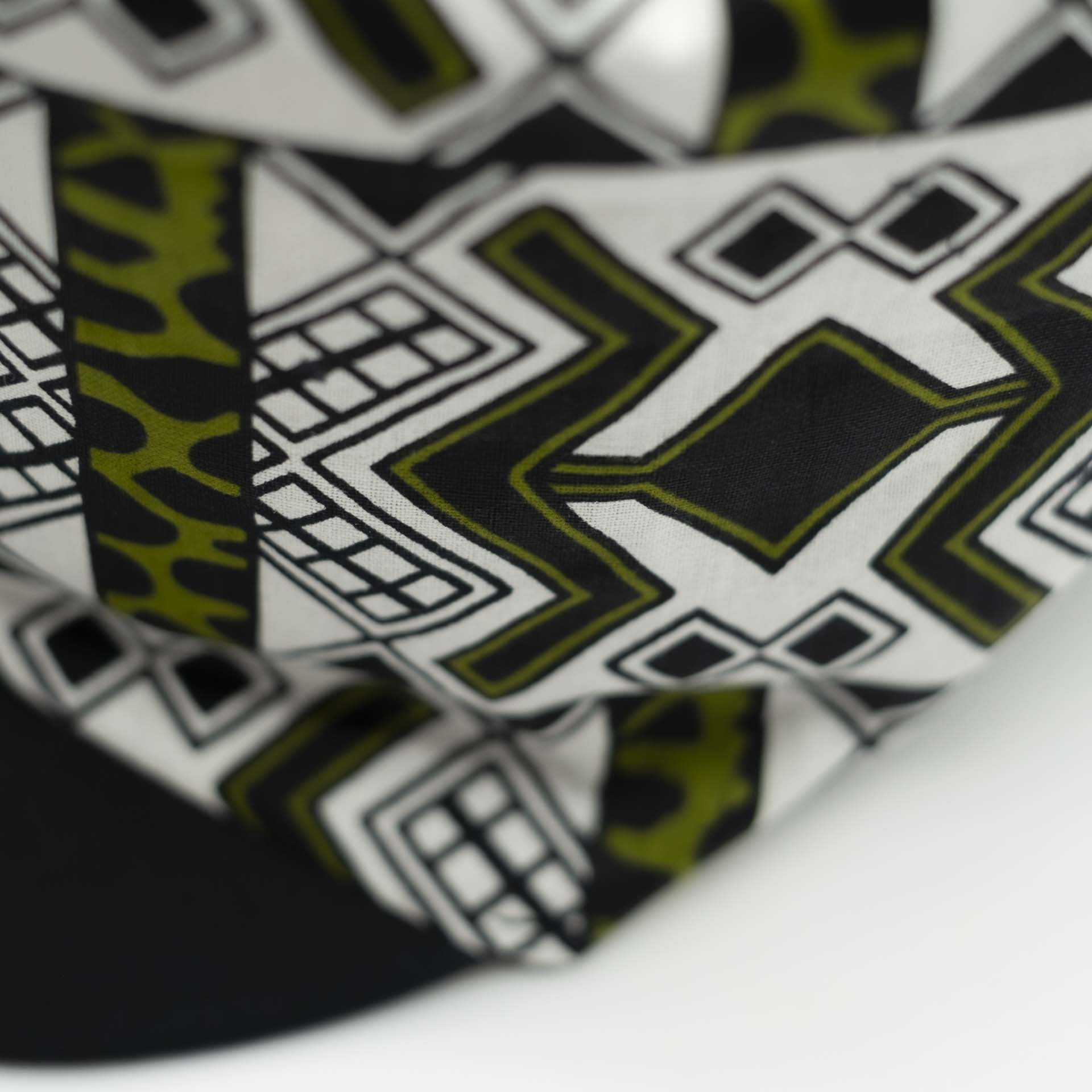 Chapeau Rasta avec visière noir en tissu léger wax aux motifs ethnique blanc et vert doublure noir