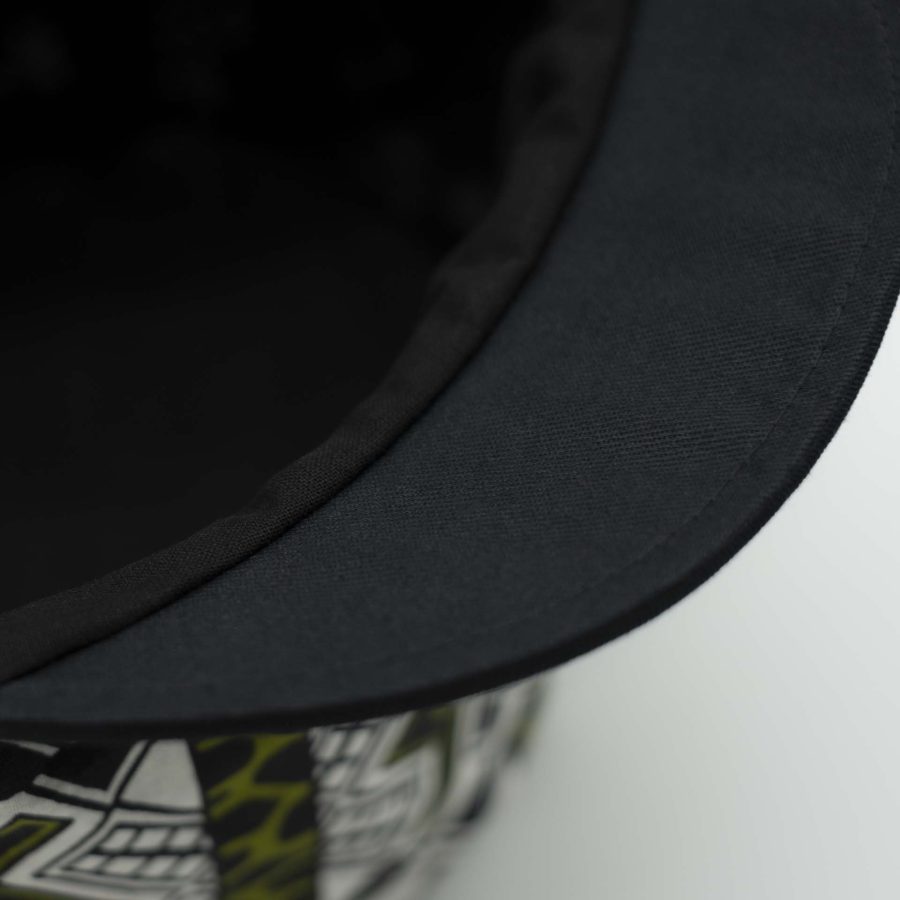 Chapeau Rasta avec visière noir en tissu léger wax aux motifs ethnique blanc et vert doublure noir