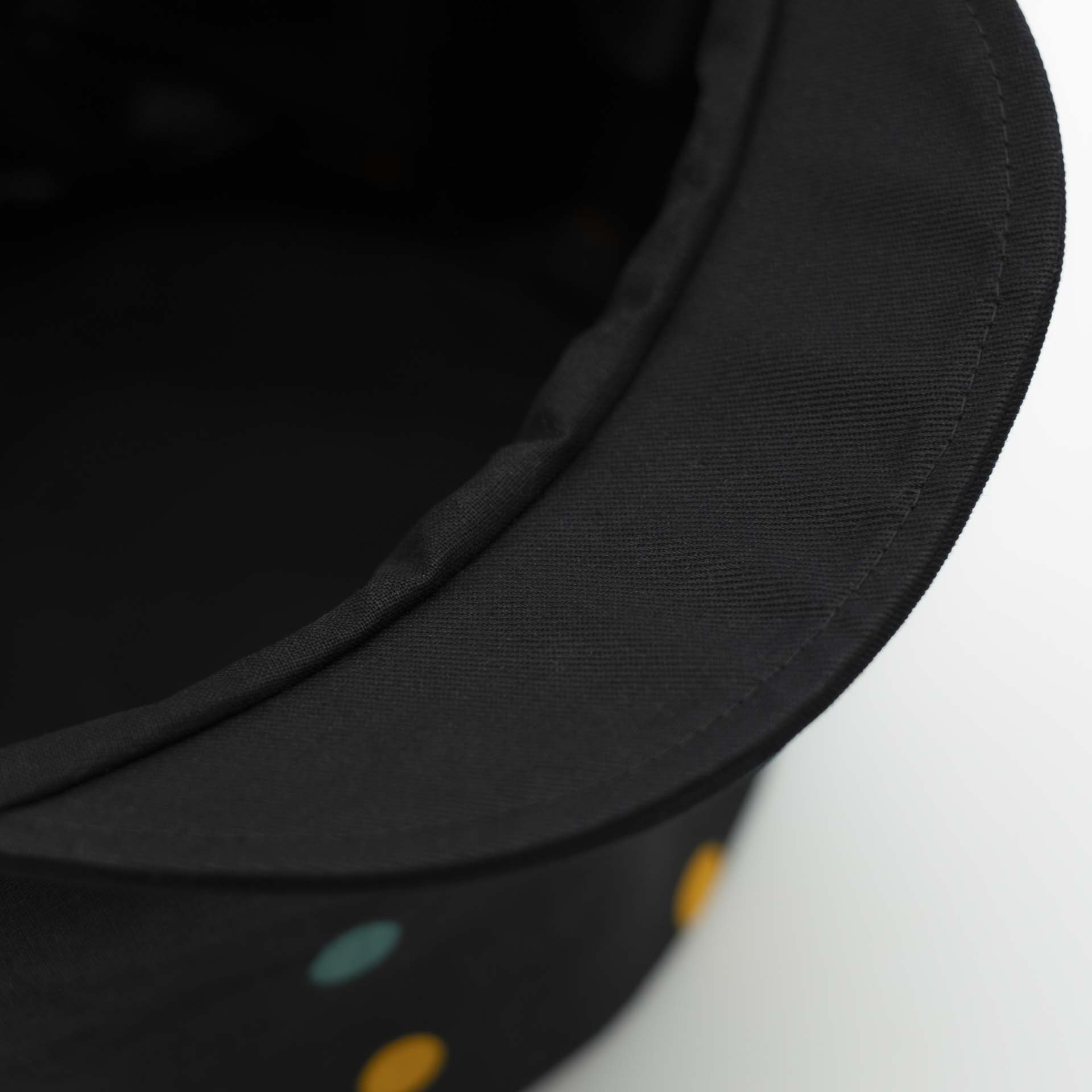 Chapeau Rasta dreadlocks avec visière en tissu léger wax aux motifs ethnique blanc jaune et vert sur fond noir doublure noir