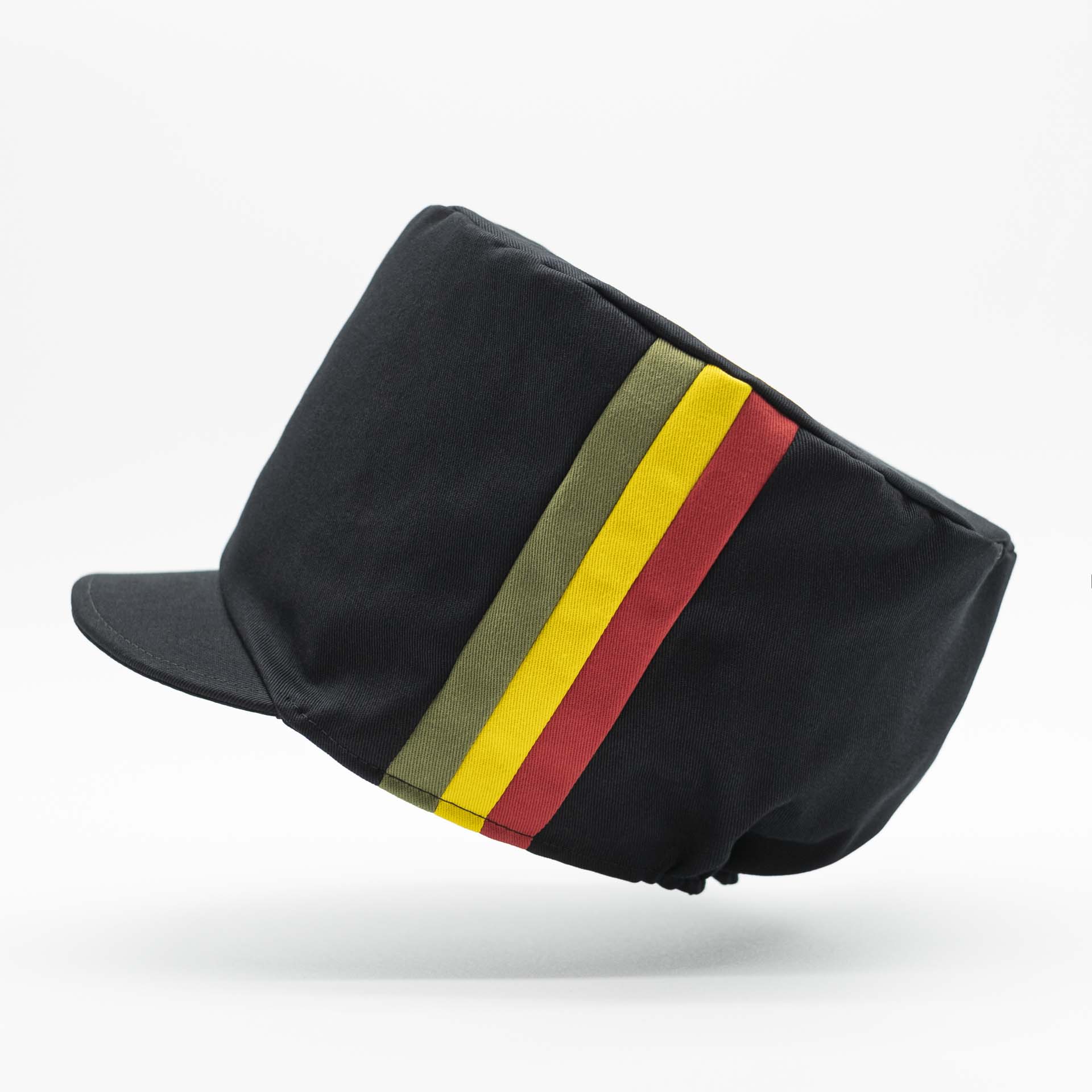 Chapeau Rasta pour dreadlocks en coton noir avec trois bandes vert jaune rouge sur un côté du chapeau et doublure noir