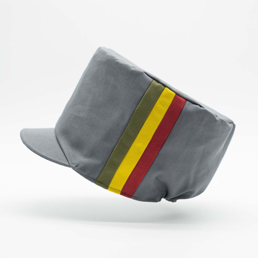 Chapeau Rasta pour dreadlocks en coton gris clair avec trois bandes vert jaune rouge sur un côté du chapeau et doublure blanc