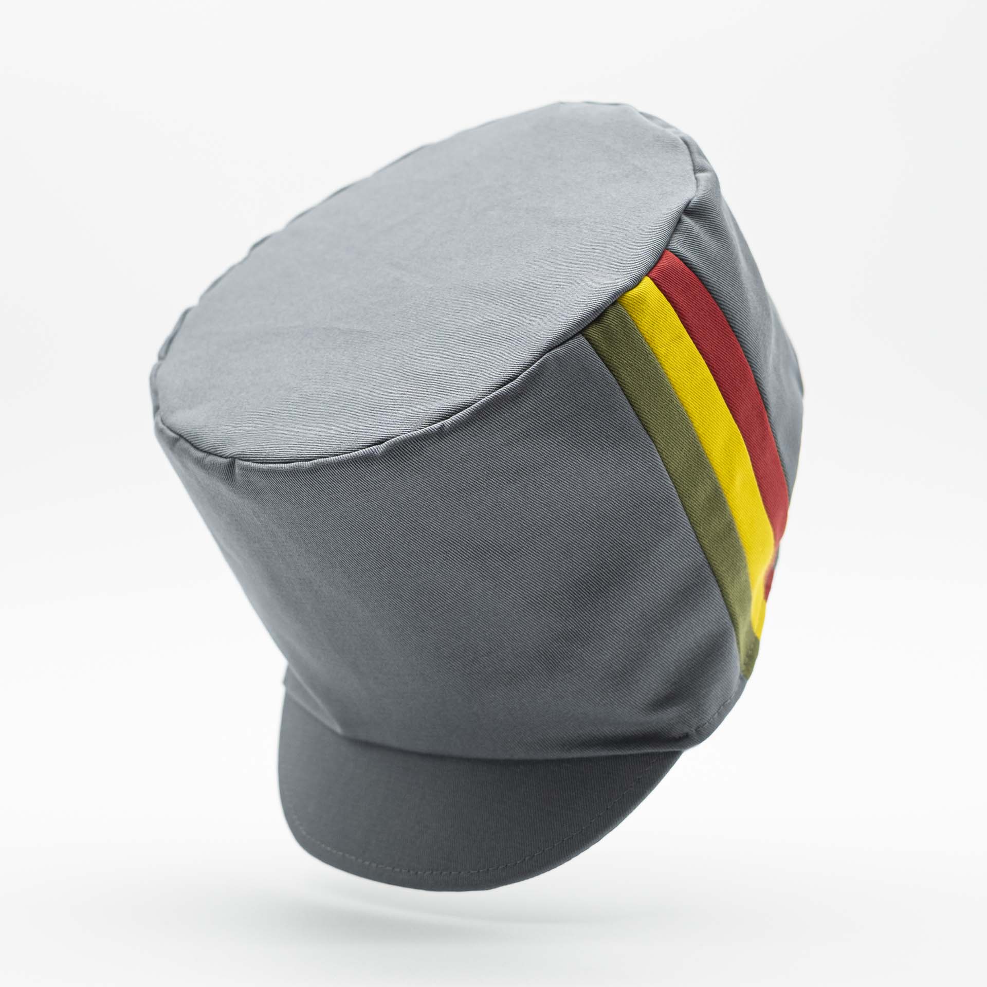 Chapeau Rasta pour dreadlocks en coton gris clair avec trois bandes vert jaune rouge sur un côté du chapeau et doublure blanc