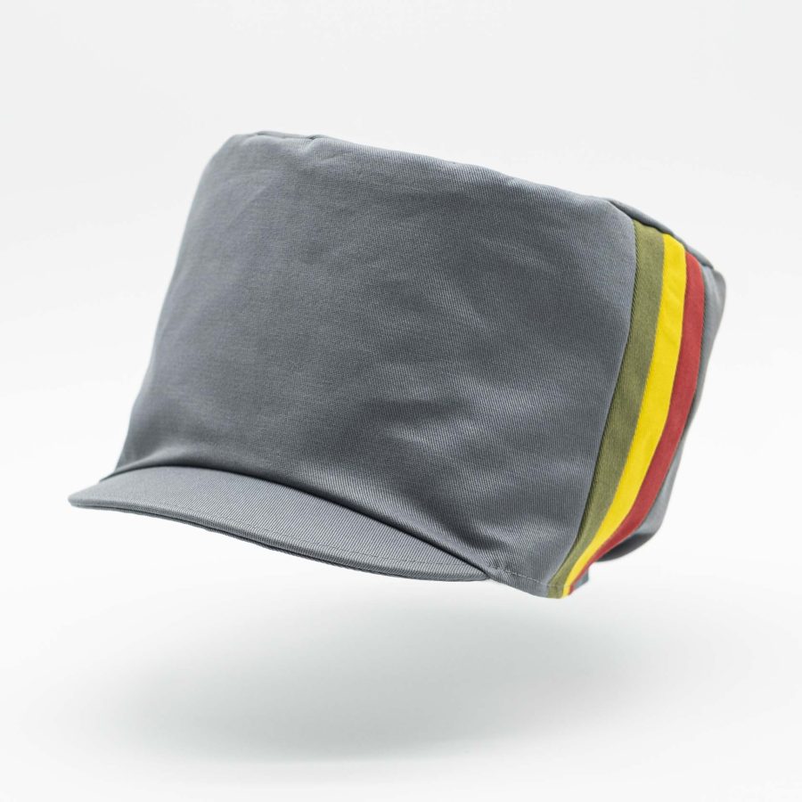 Chapeau Rasta pour dreadlocks en coton gris clair avec trois bandes vert jaune rouge sur un côté du chapeau et doublure blanc