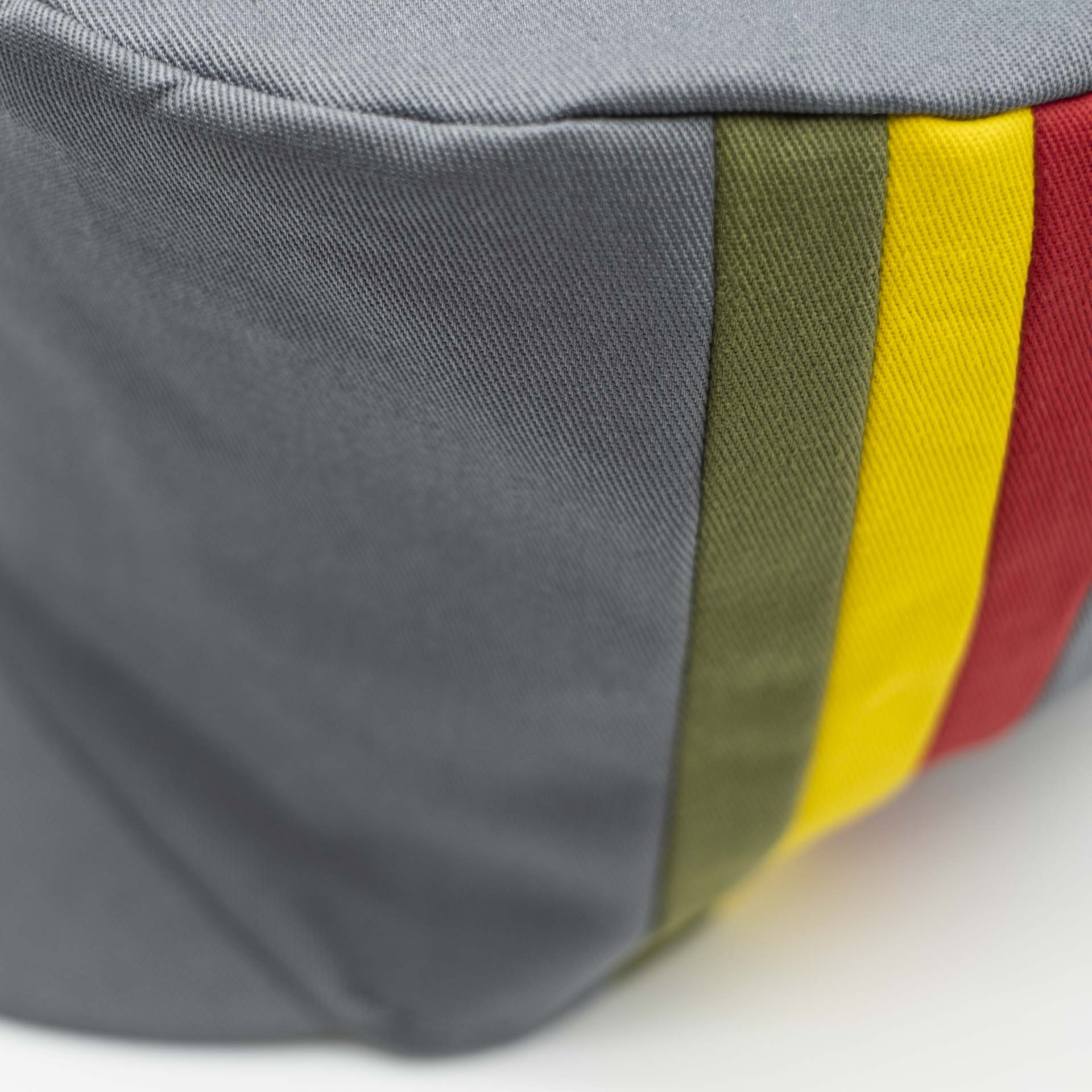 Chapeau Rasta pour dreadlocks en coton gris clair avec trois bandes vert jaune rouge sur un côté du chapeau et doublure blanc