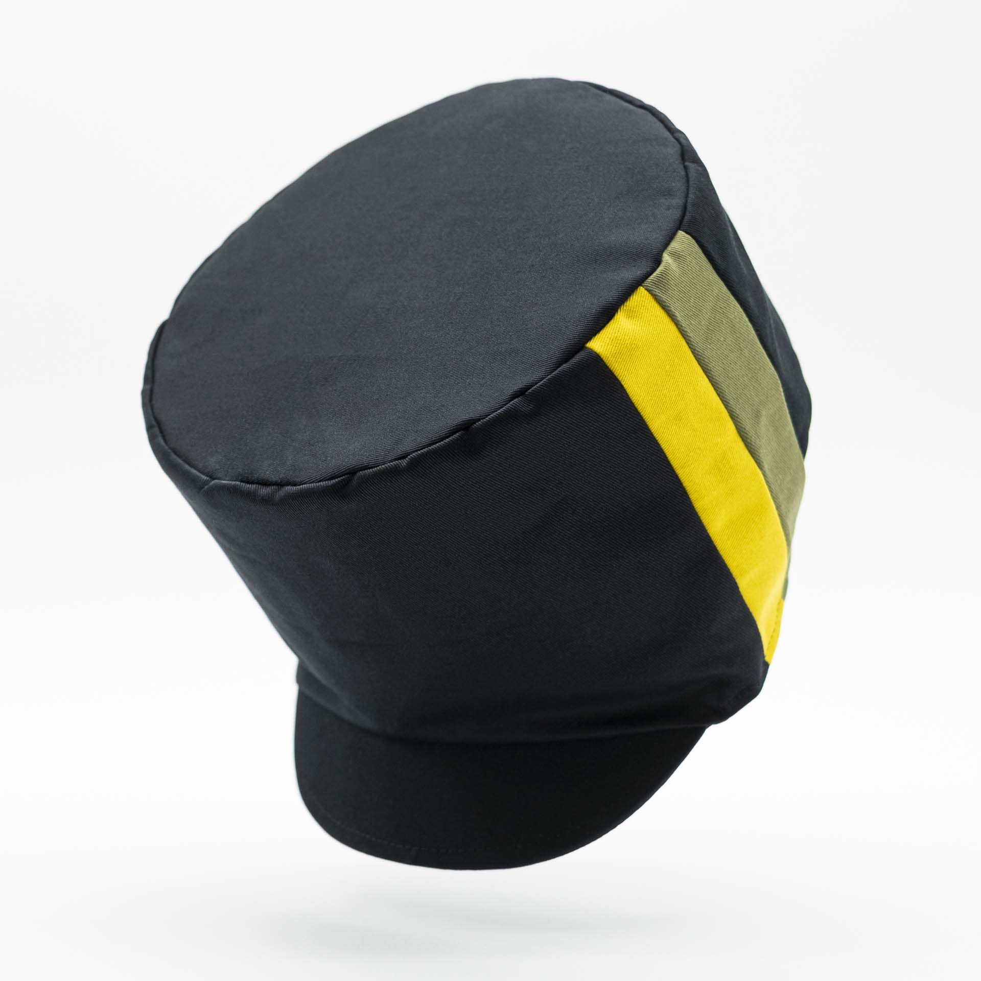 Chapeau Rasta pour dreadlocks en coton noir avec deux bandes vert jaune couleurs de la Jamaïque sur un côté du chapeau et doublure noir