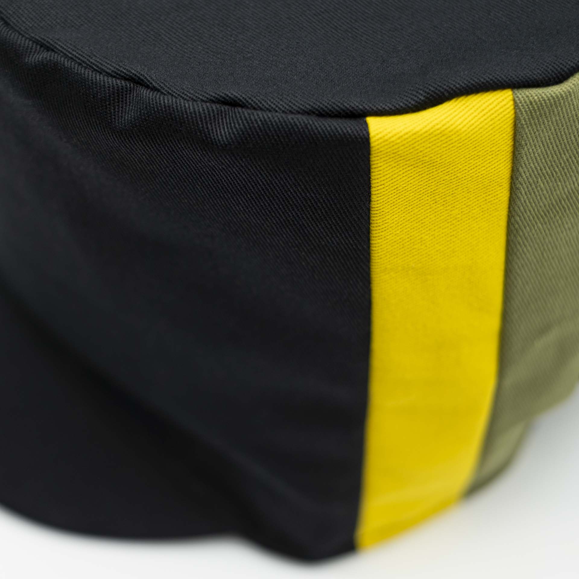 Chapeau Rasta pour dreadlocks en coton noir avec deux bandes vert jaune couleurs de la Jamaïque sur un côté du chapeau et doublure noir