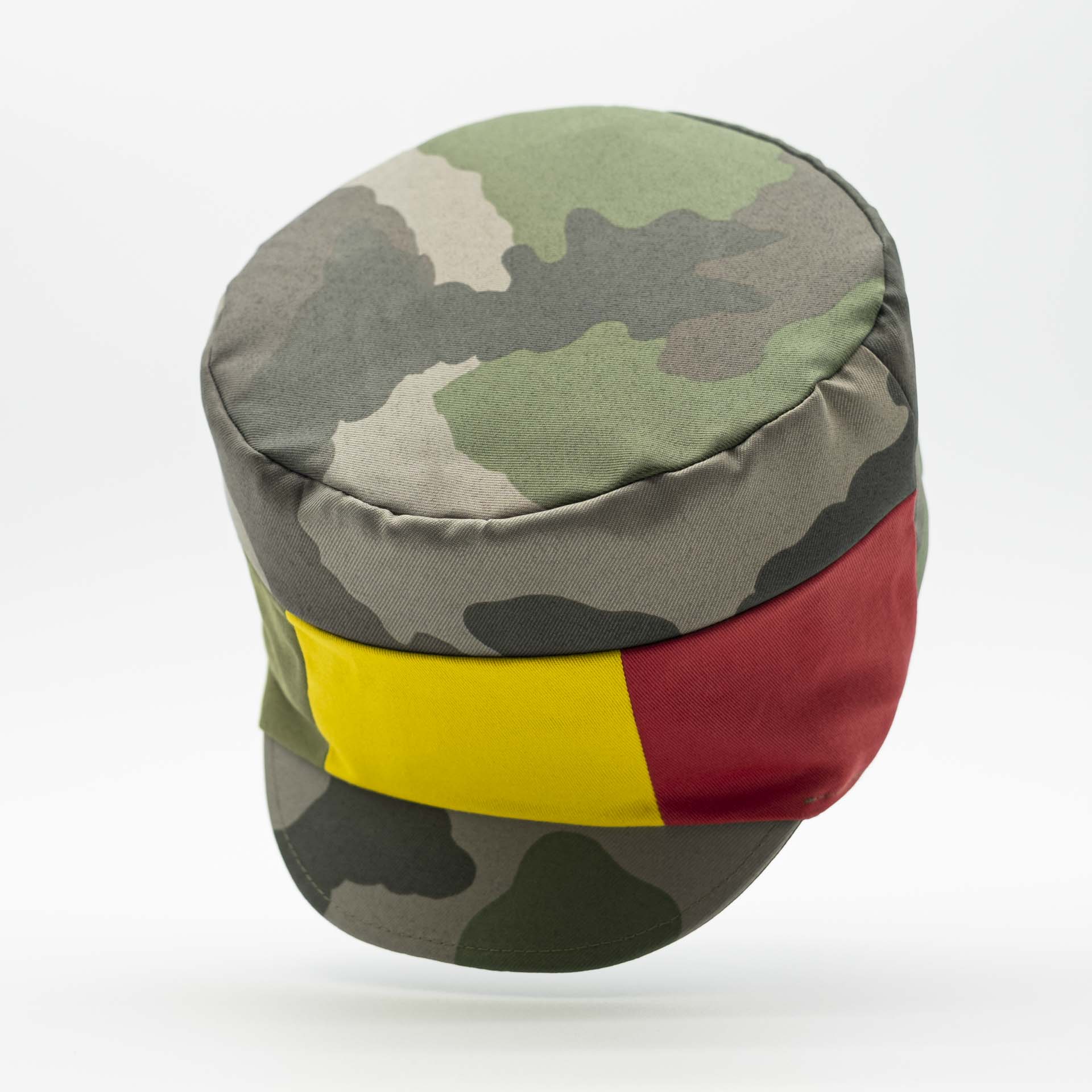 Chapeau Rasta pour dreadlocks tissu camouflage militaire avec un pan vert jaune rouge sur la face avant du chapeau doublure noir