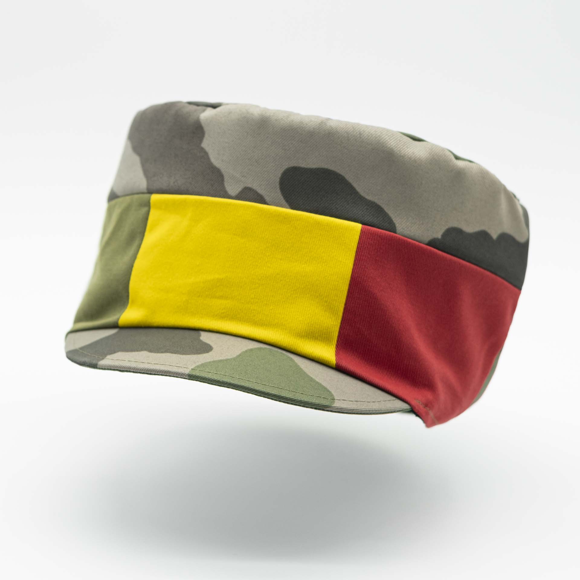 Chapeau dreadlocks tissu camouflage militaire avec un pan vert jaune rouge sur la face avant du chapeau doublure noir