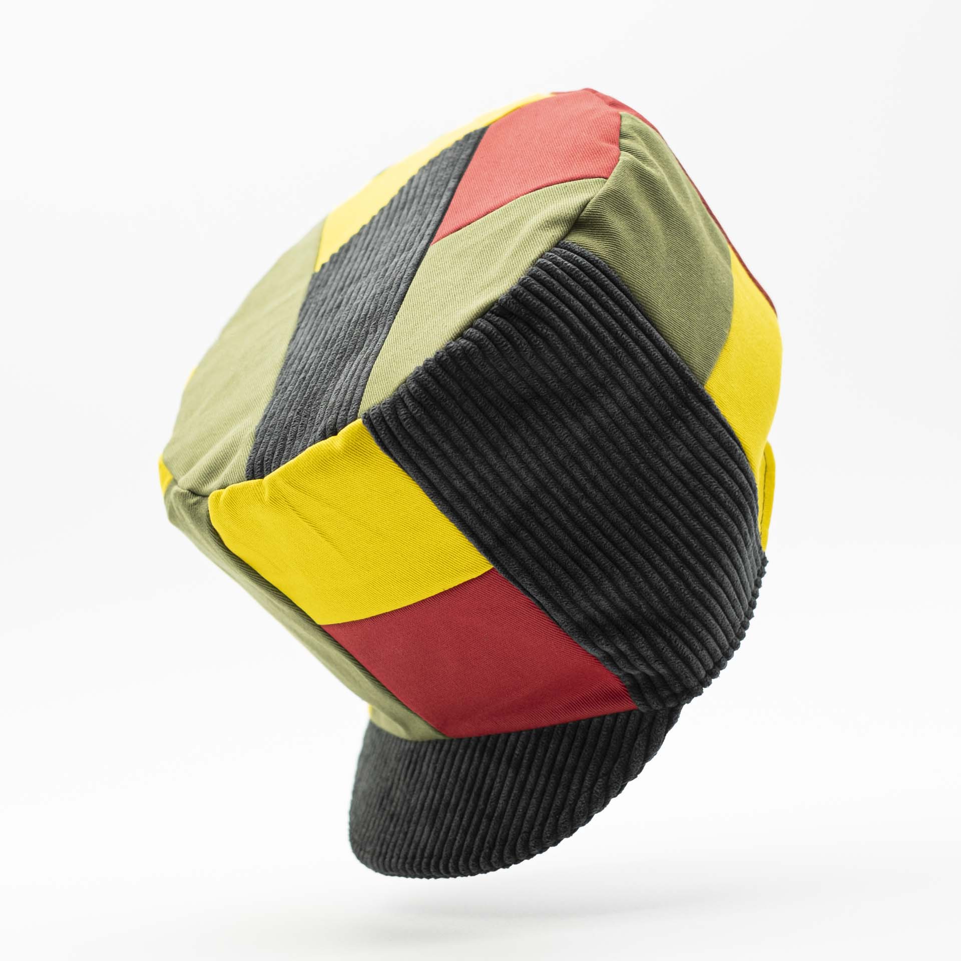 Chapeau Rasta conçu avec un assemblage de pièce de velours côtelé et de coton effet déstructuré pour dreadlocks noir vert jaune rouge