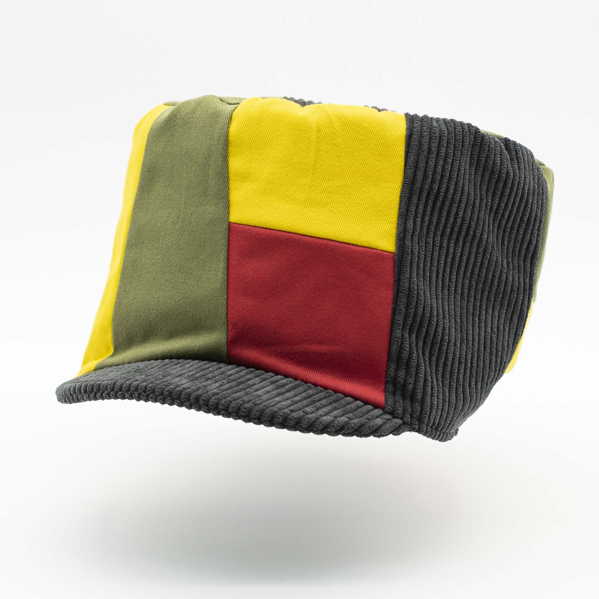 Chapeau Rasta conçu avec un assemblage de pièce de velours côtelé et de coton effet déstructuré pour dreadlocks noir vert jaune rouge