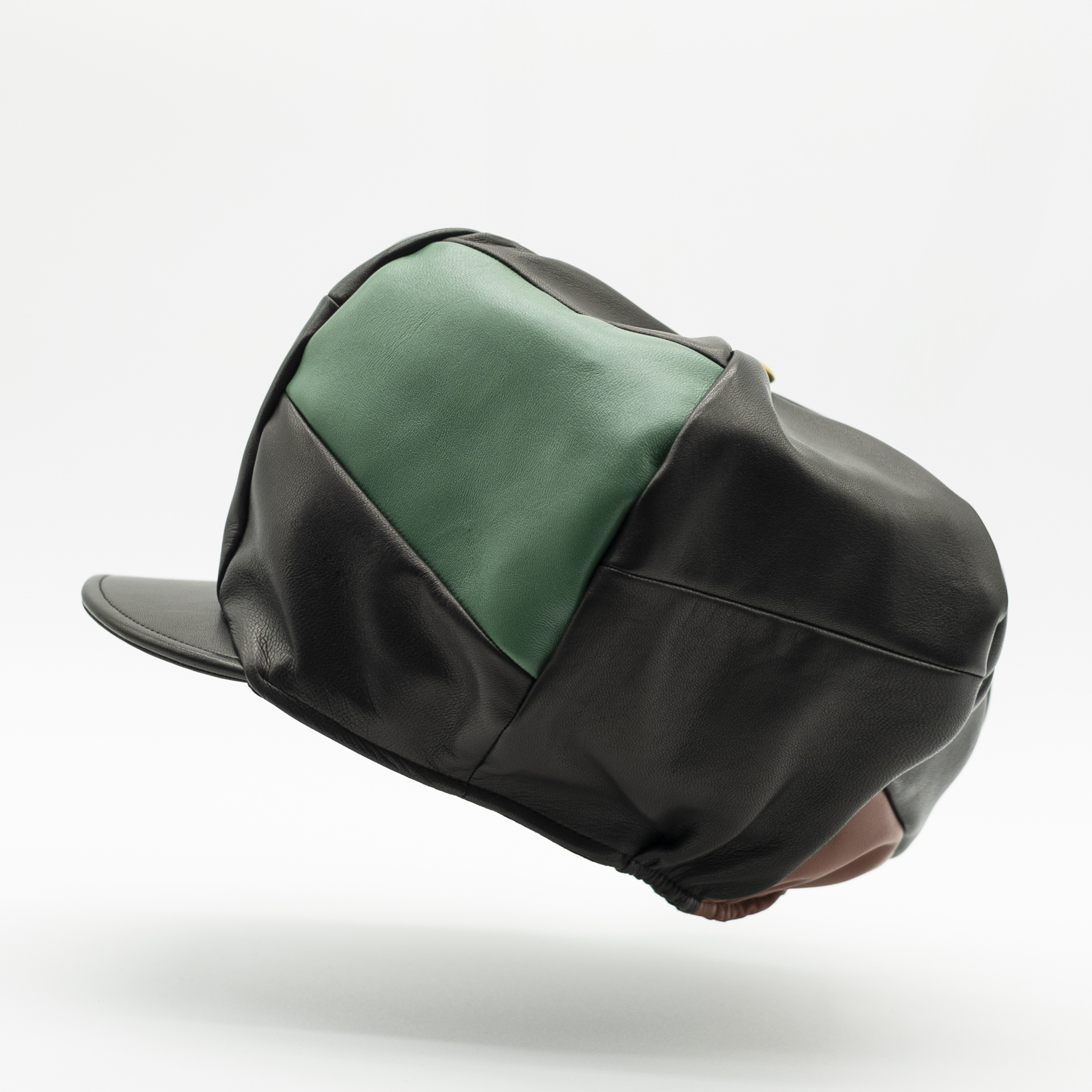 Chapeau rasta vintage fait main en véritable cuir d'agneau. Mix de pièces de cuir et doublure coton noir