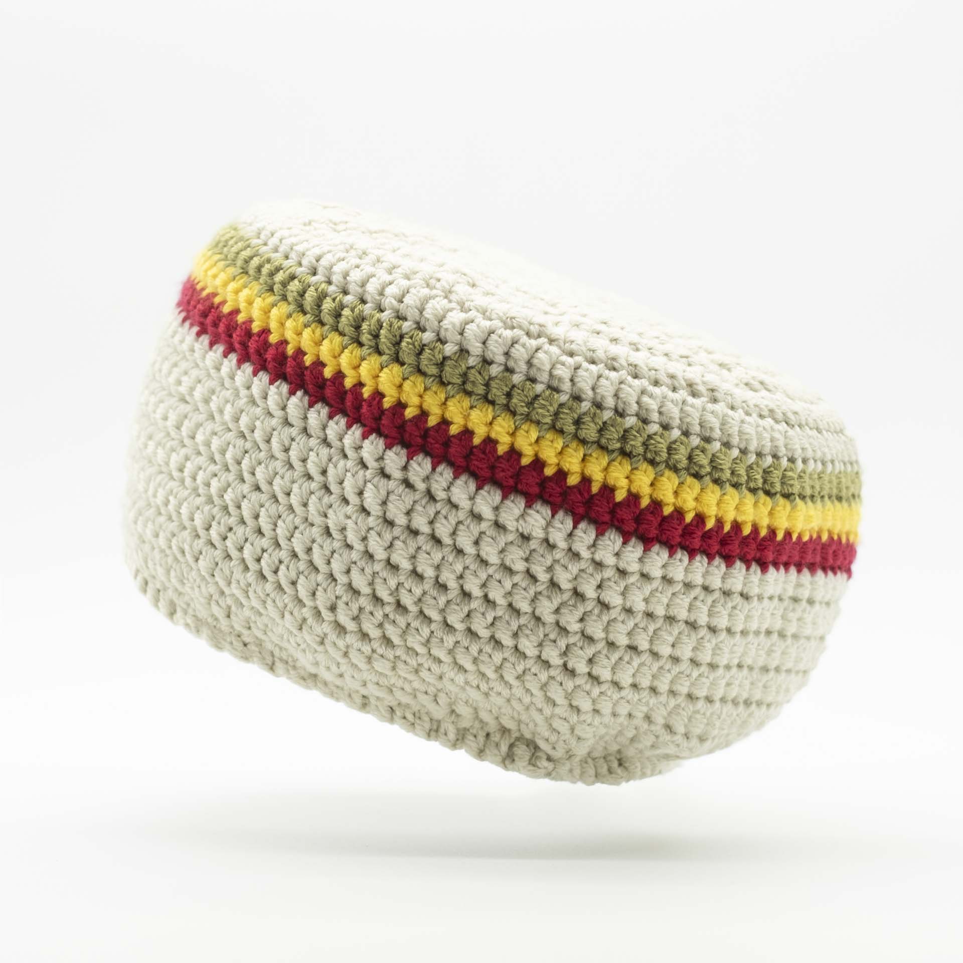 Bonnet Rasta pour dreadlocks de couleur crème 3 fines bandes vert jaune et rouge sur le haut du chapeau
