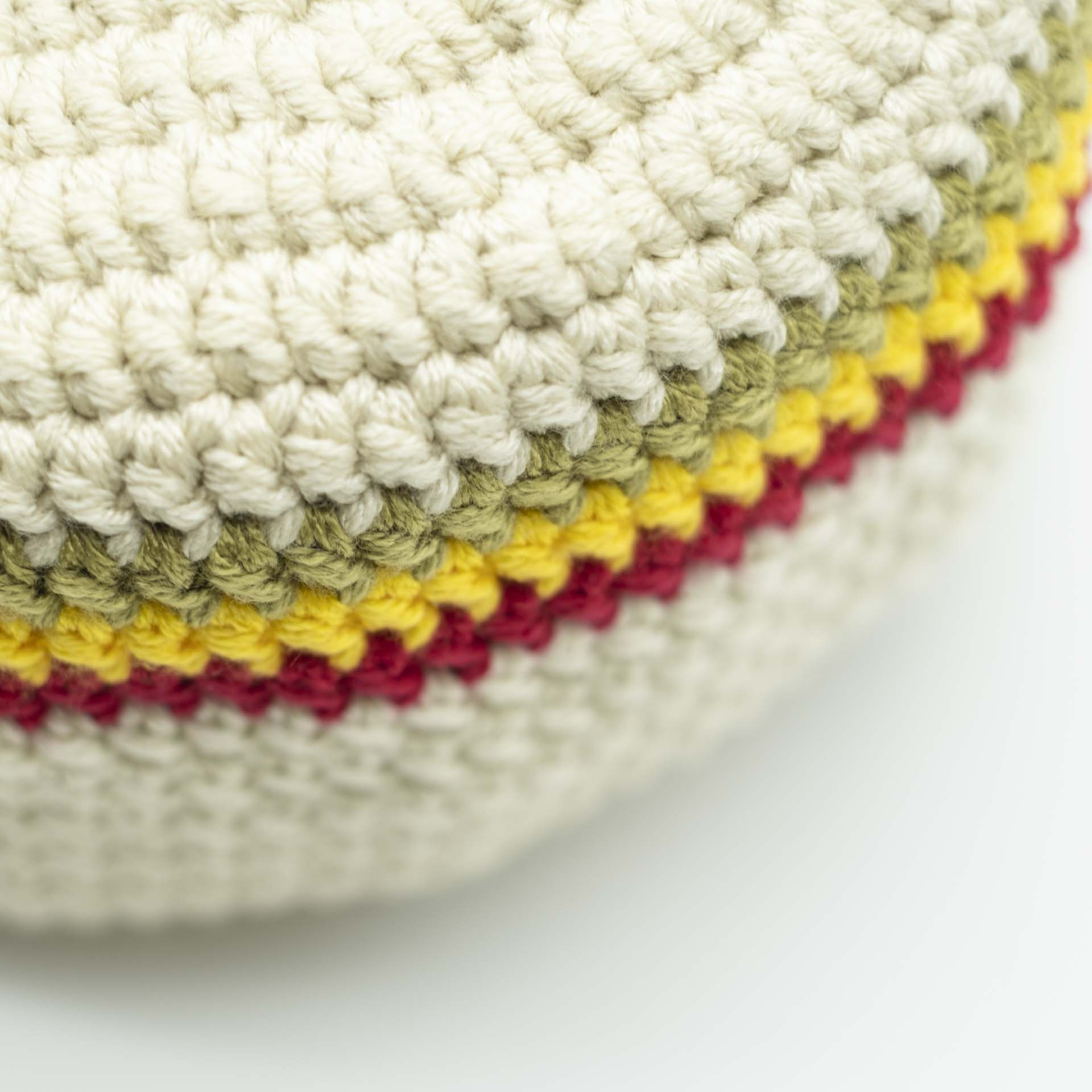 Bonnet Rasta pour dreadlocks de couleur crème 3 fines bandes vert jaune et rouge sur le haut du chapeau